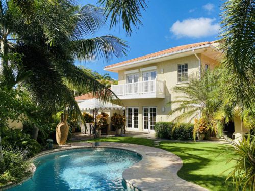 Marvelous villa in centrally located Royal Gardens Resort, Matancia