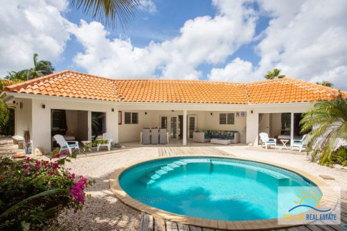 Prachtige tropische vakantie villa en tevens een waarde vaste investering te koop.