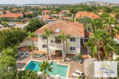 Elegant Island Retreat: Exclusive and Spacious Residence at Villapark Zuurzak for Sale