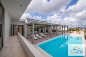 Ruime Ibiza-stijl villa te koop in Vista Royal,  Jan thiel