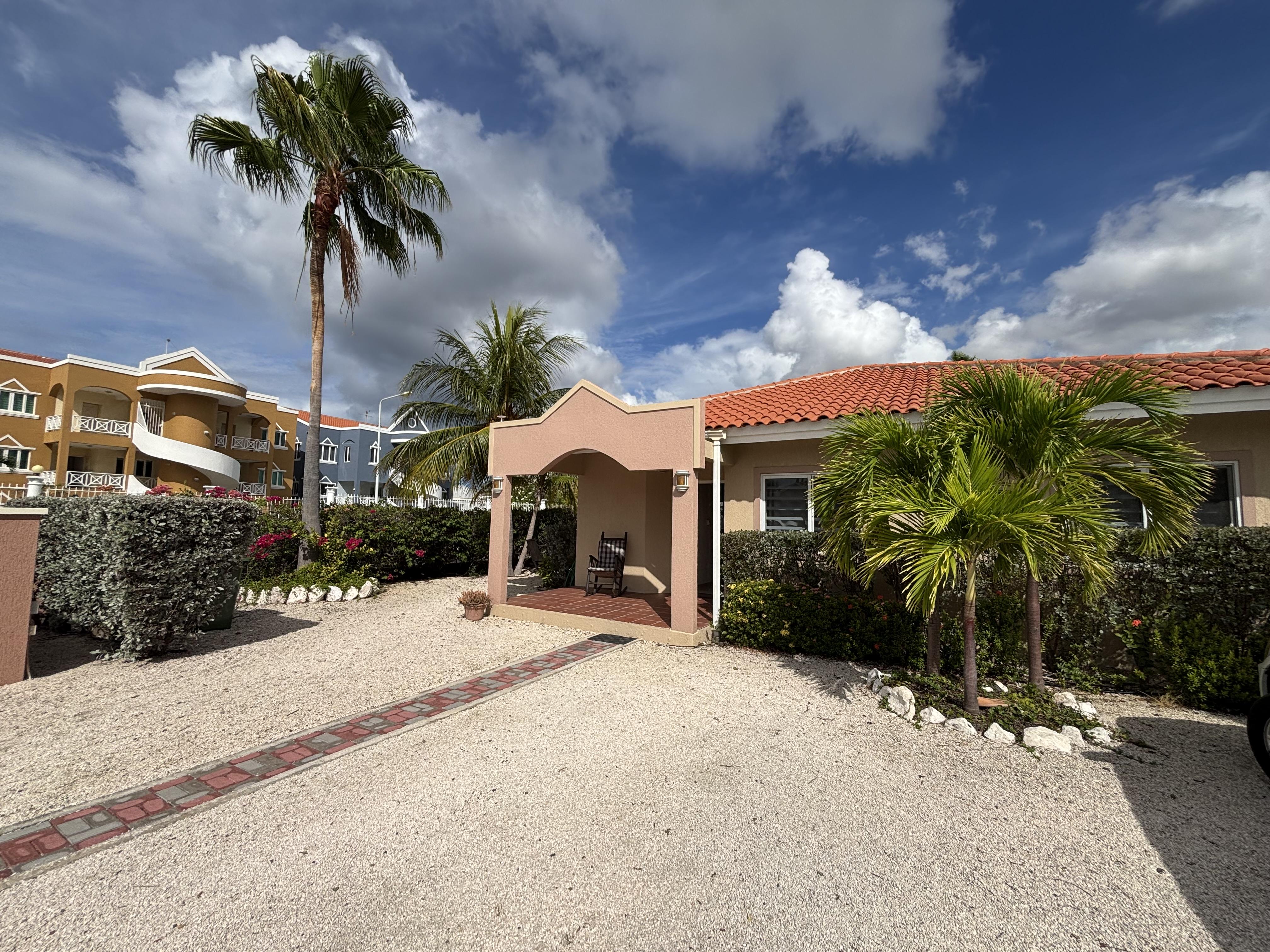 Charming 2-Bedroom Bungalow in Caribbean Beach Resort, Piscadera