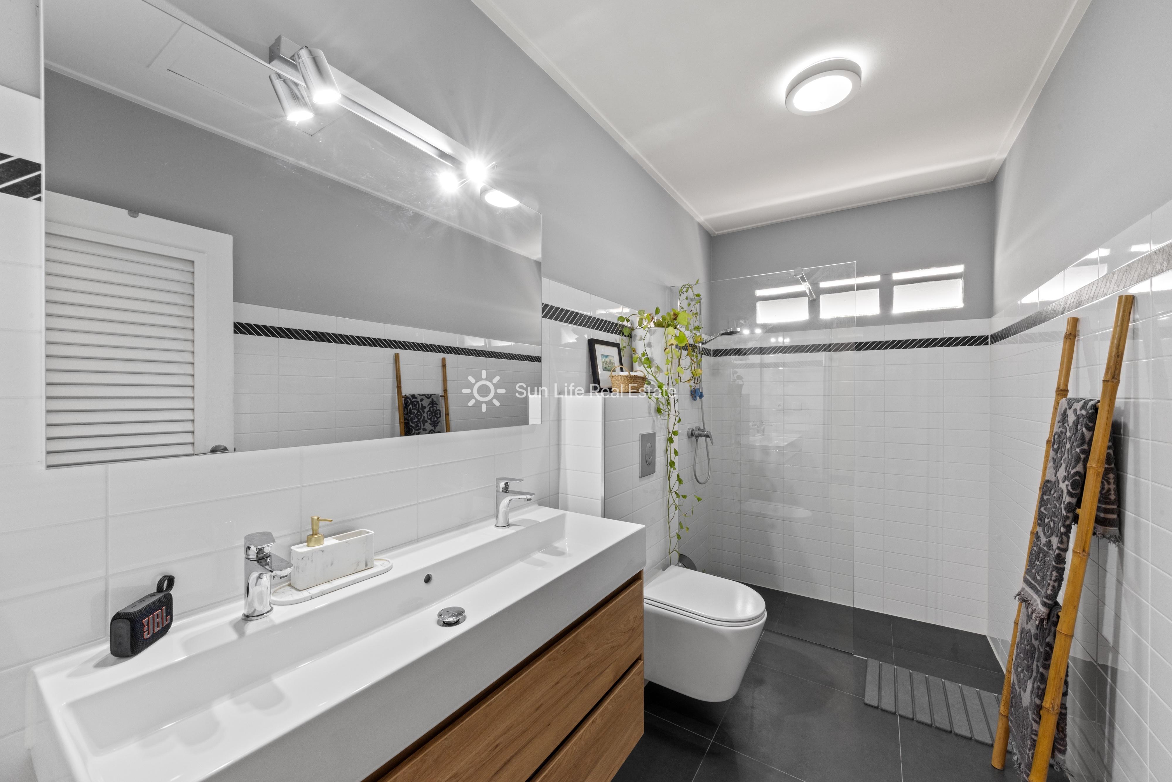 Renovated Villa with Guest Apartment in Julianadorp