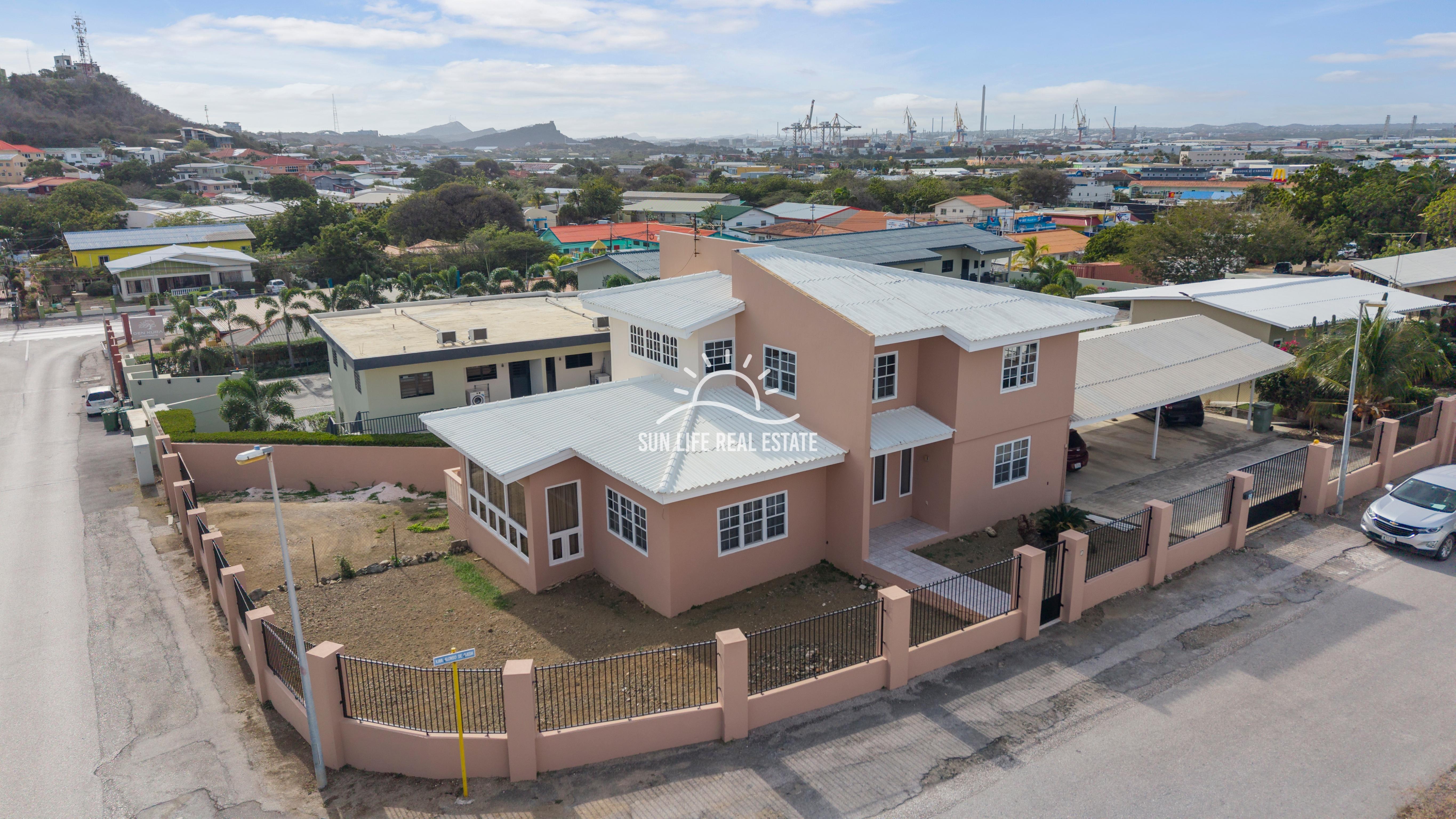 Traditional 4-Bedroom House with Apartment for Sale in Saliña Harbor View