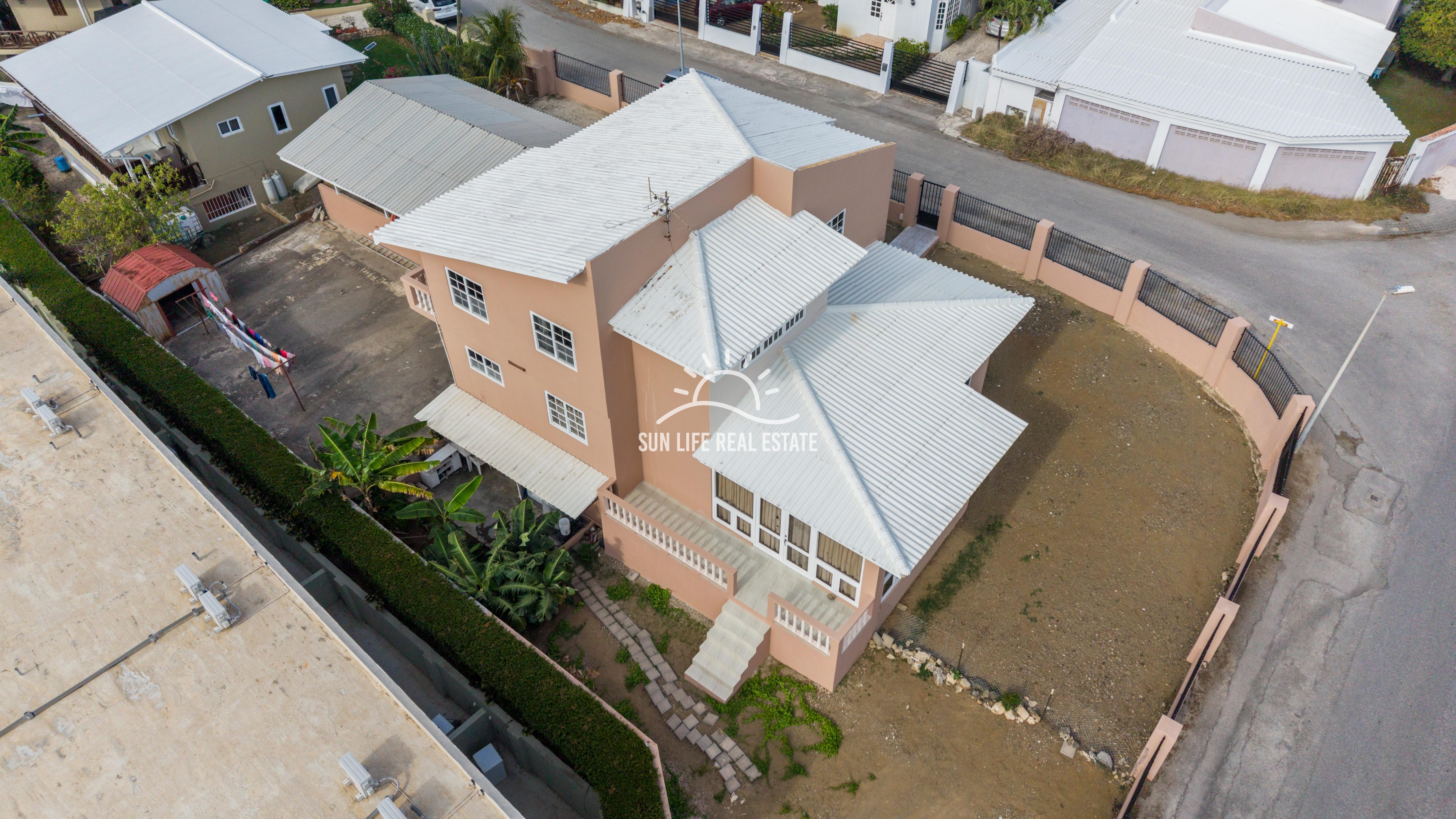 Traditional 4-Bedroom House with Apartment for Sale in Saliña Harbor View