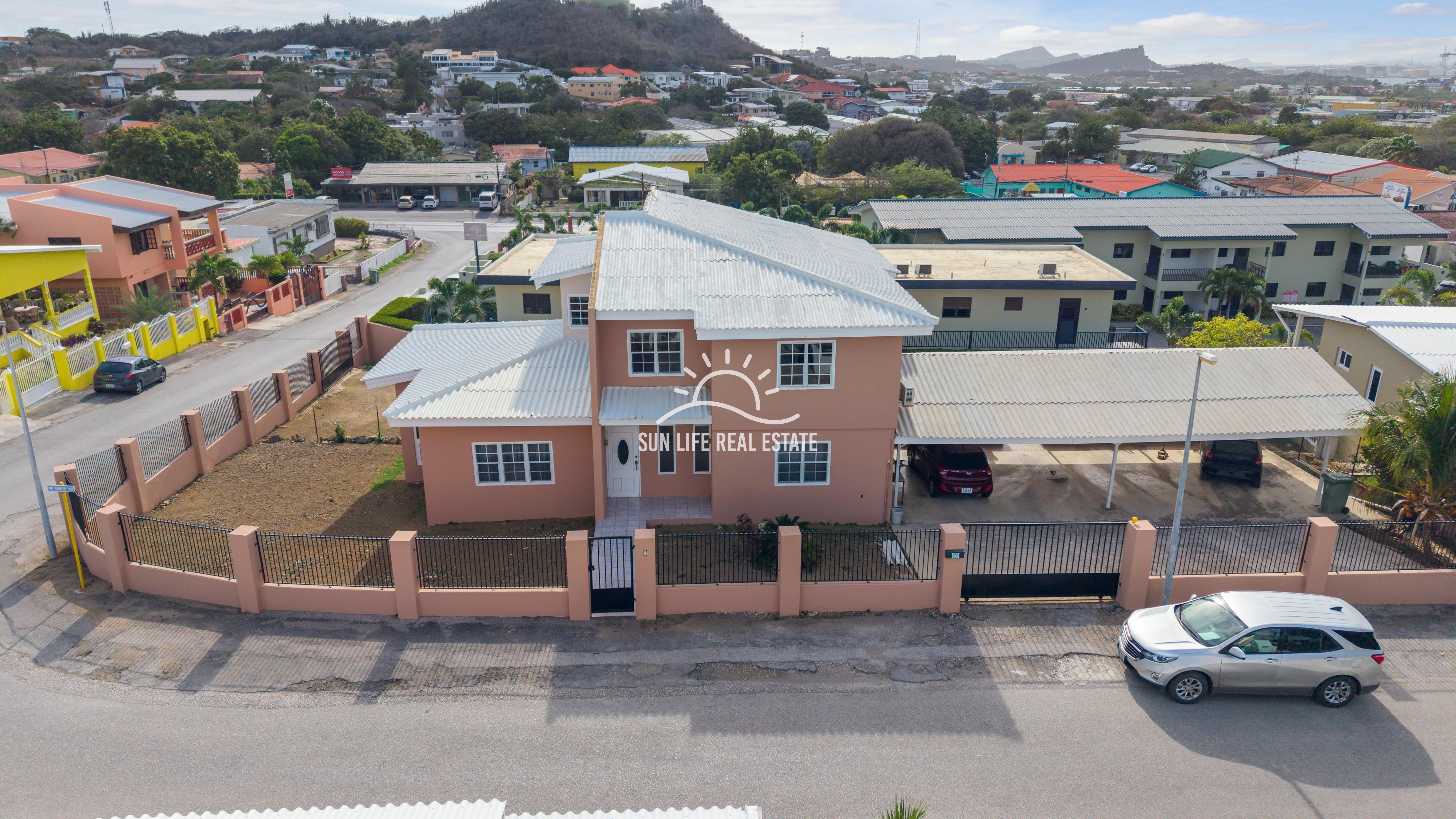 Traditional 4-Bedroom House with Apartment for Sale in Saliña Harbor View