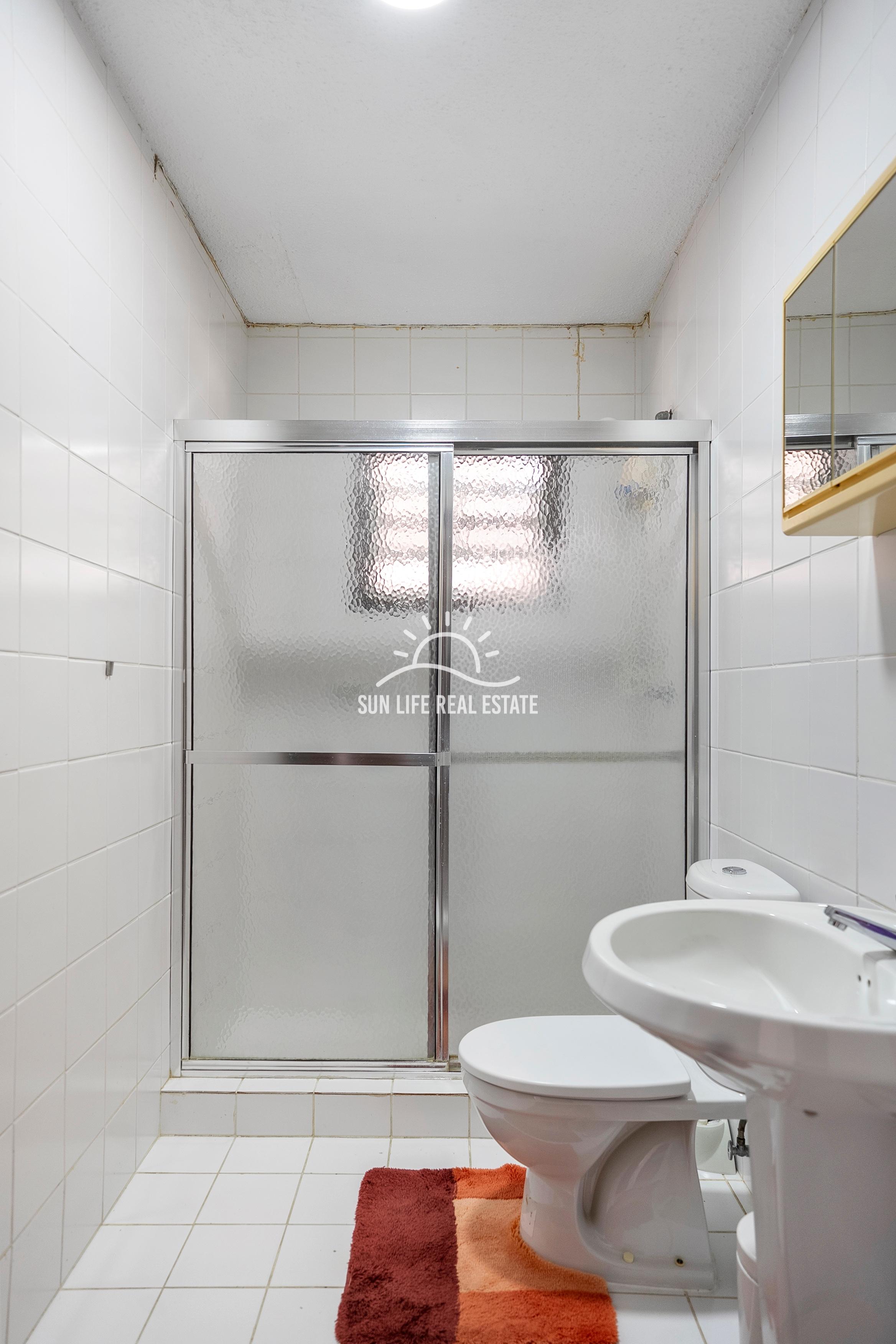Traditional 4-Bedroom House with Apartment for Sale in Saliña Harbor View