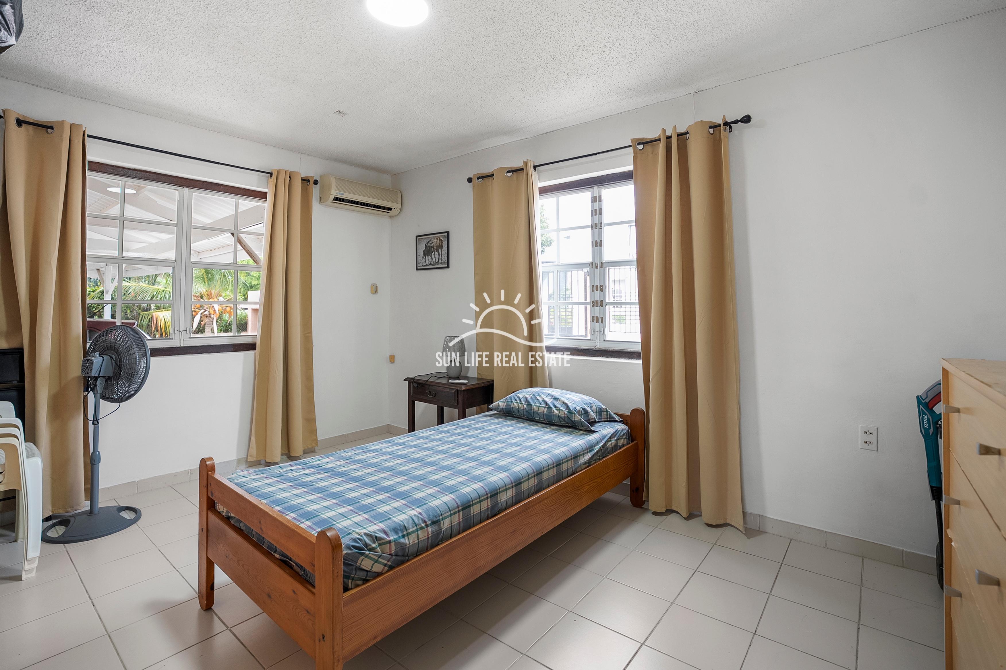 Traditional 4-Bedroom House with Apartment for Sale in Saliña Harbor View