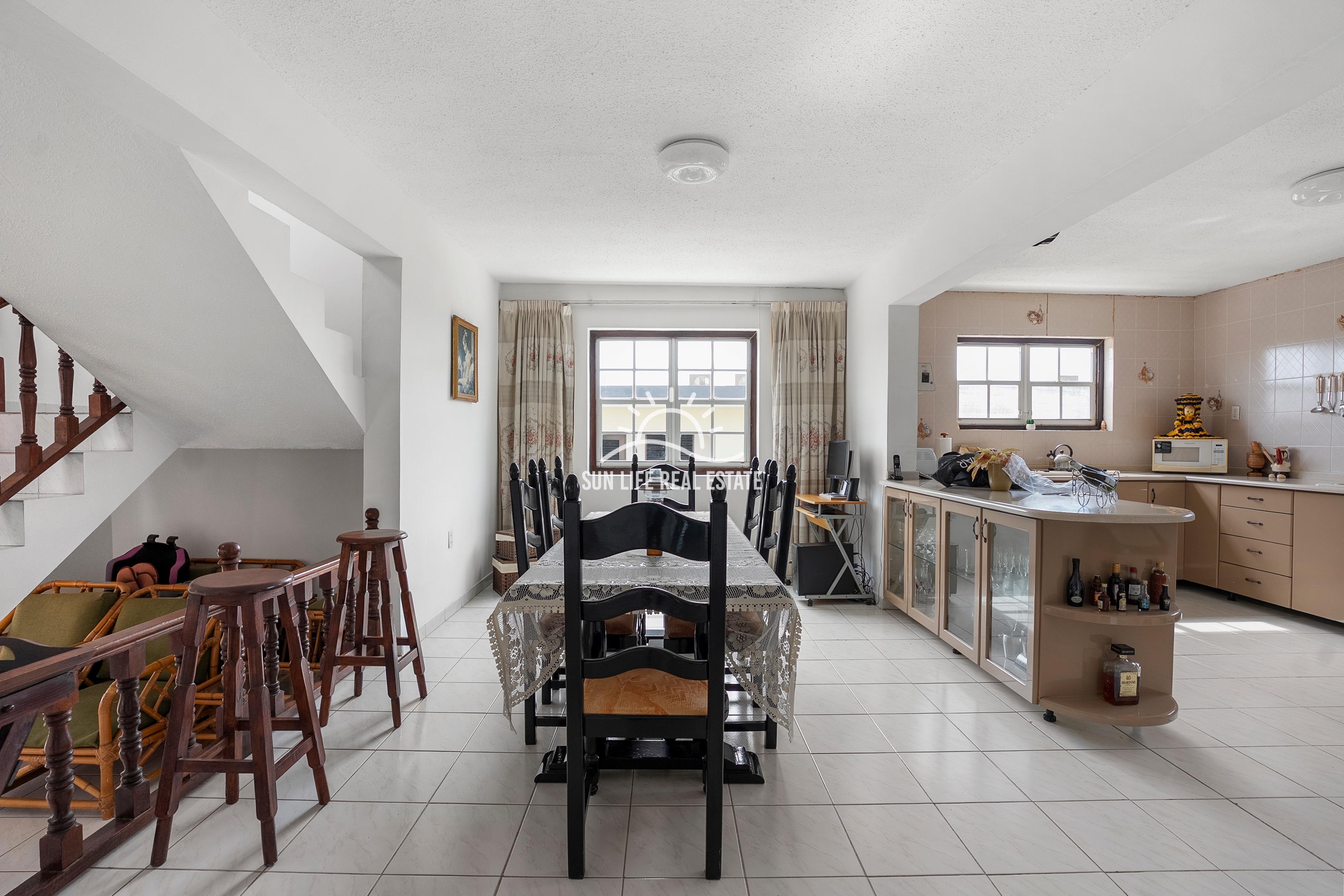 Traditional 4-Bedroom House with Apartment for Sale in Saliña Harbor View