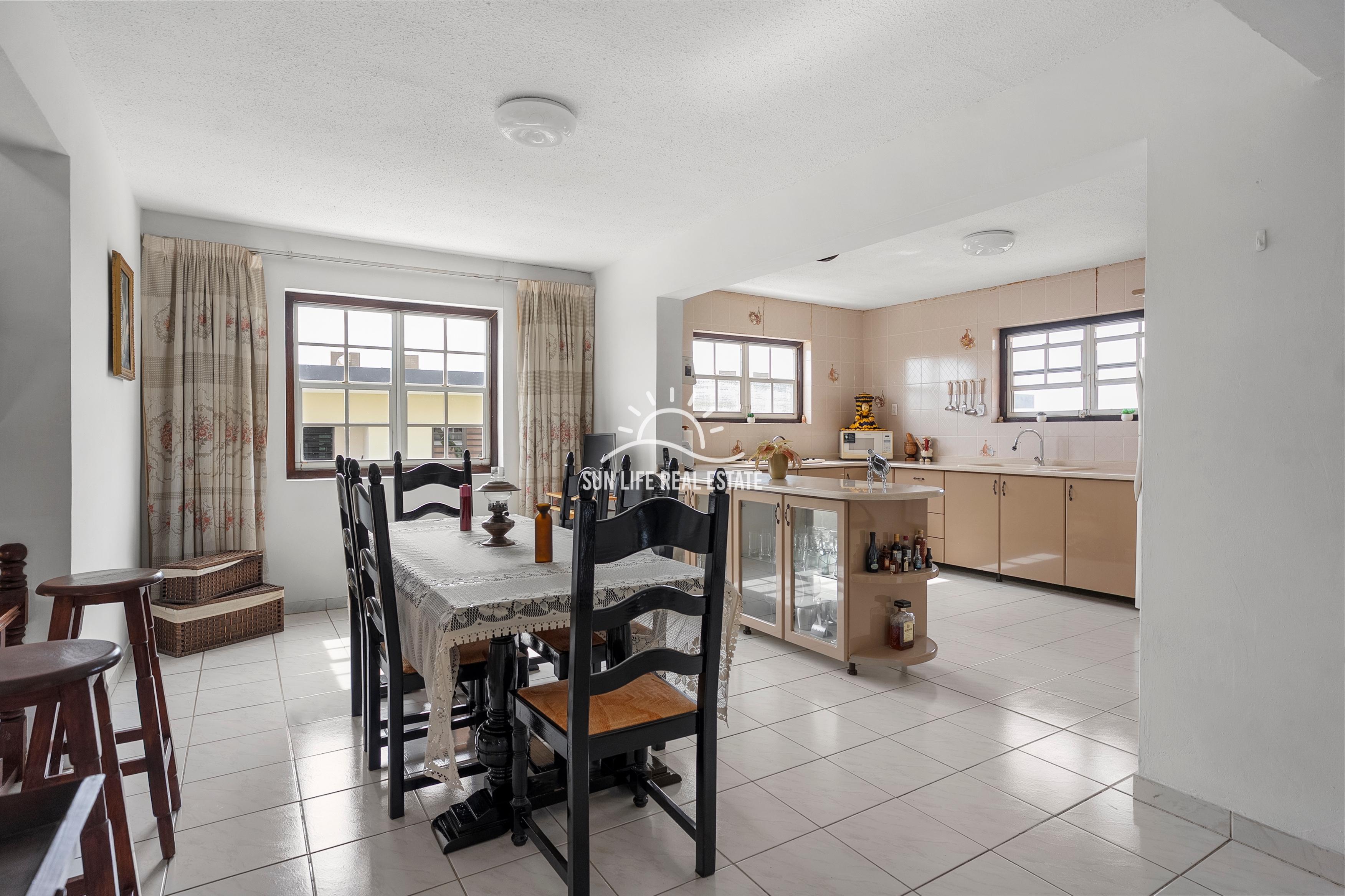 Traditional 4-Bedroom House with Apartment for Sale in Saliña Harbor View