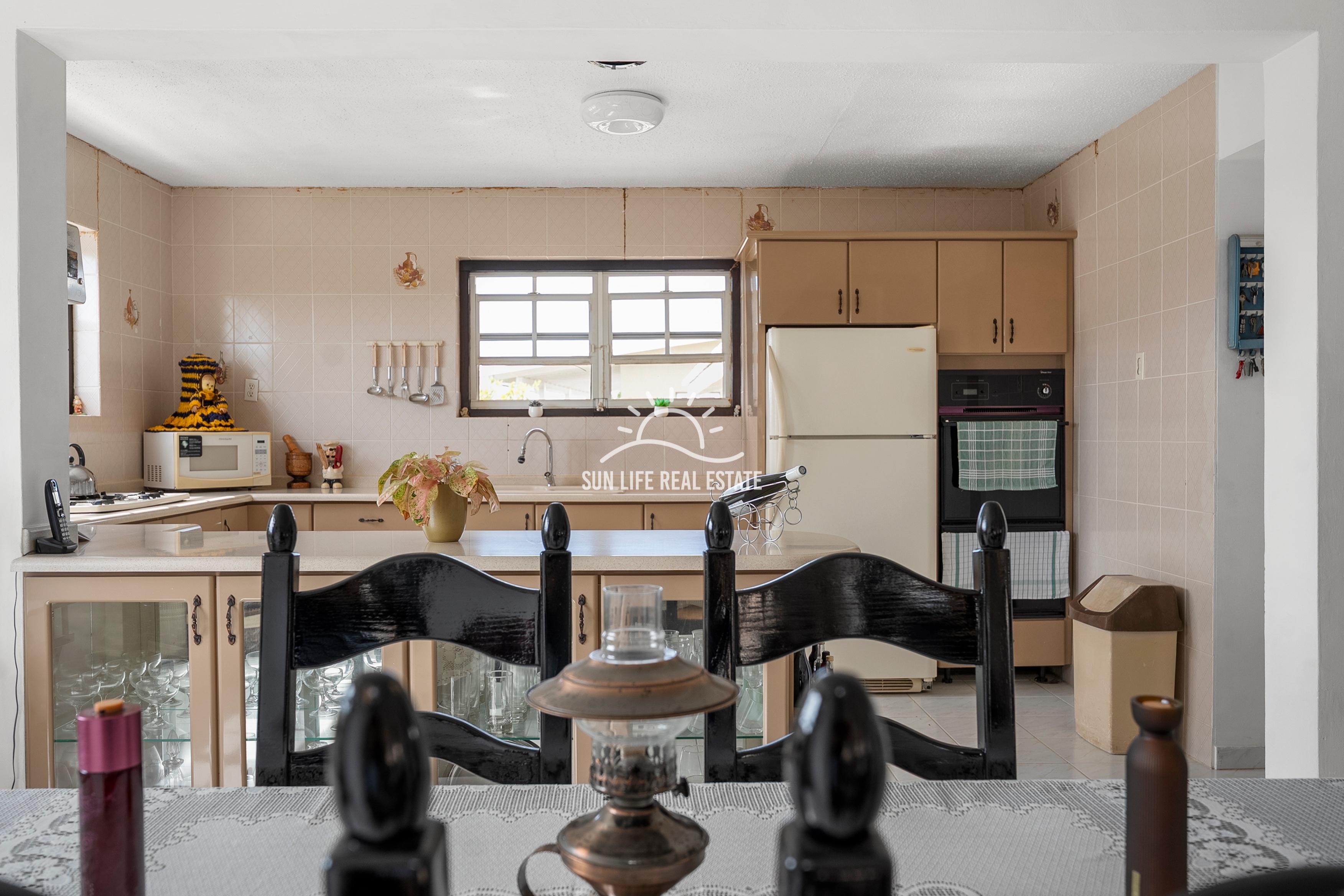 Traditional 4-Bedroom House with Apartment for Sale in Saliña Harbor View