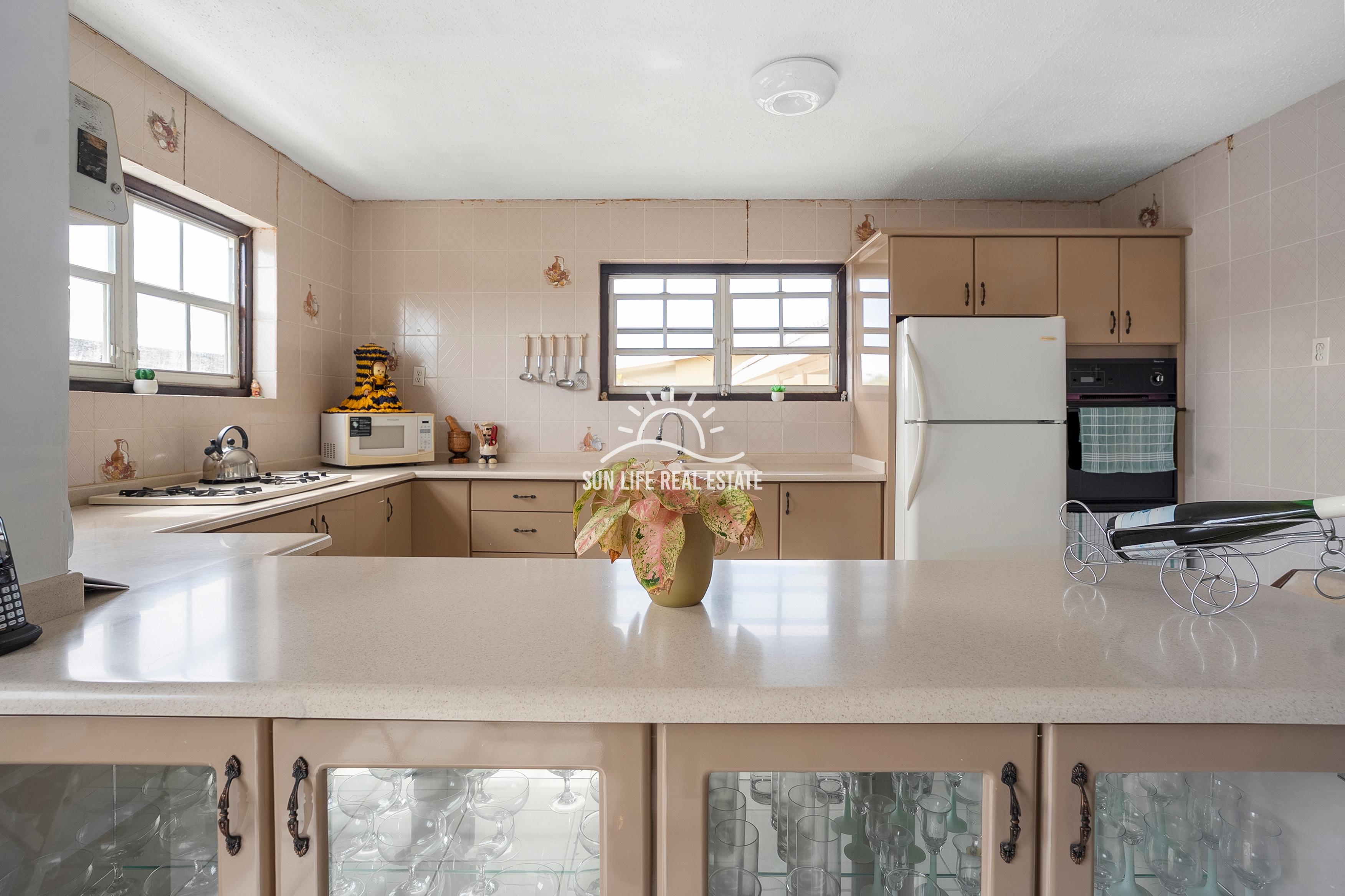 Traditional 4-Bedroom House with Apartment for Sale in Saliña Harbor View