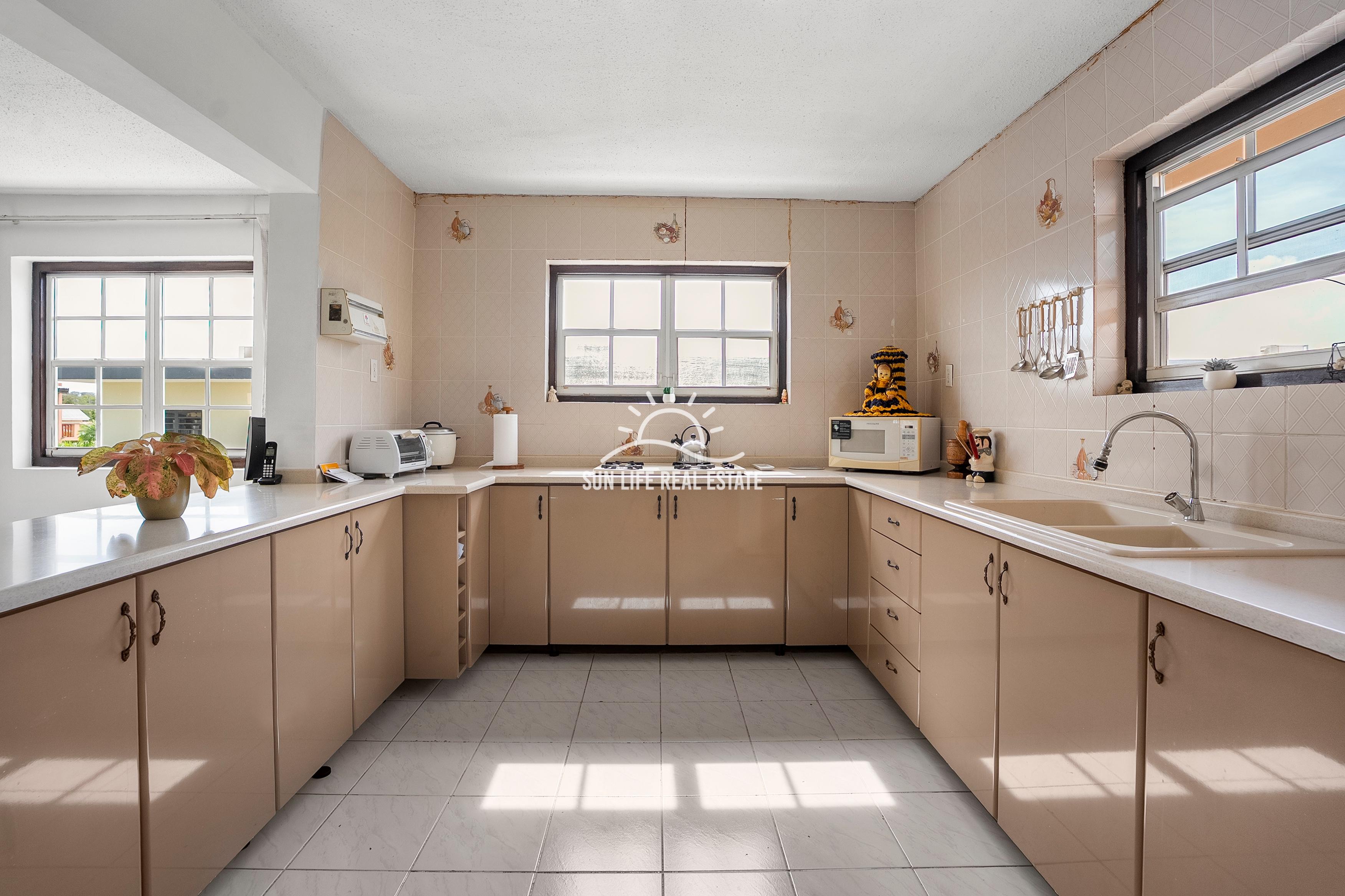 Traditional 4-Bedroom House with Apartment for Sale in Saliña Harbor View