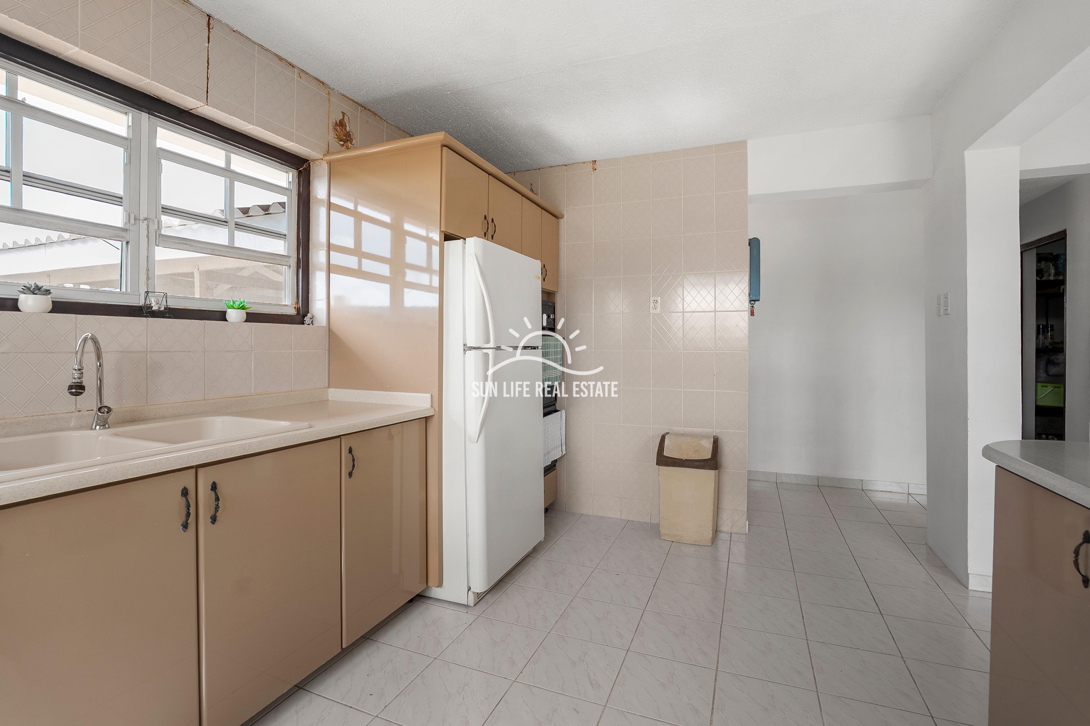 Traditional 4-Bedroom House with Apartment for Sale in Saliña Harbor View