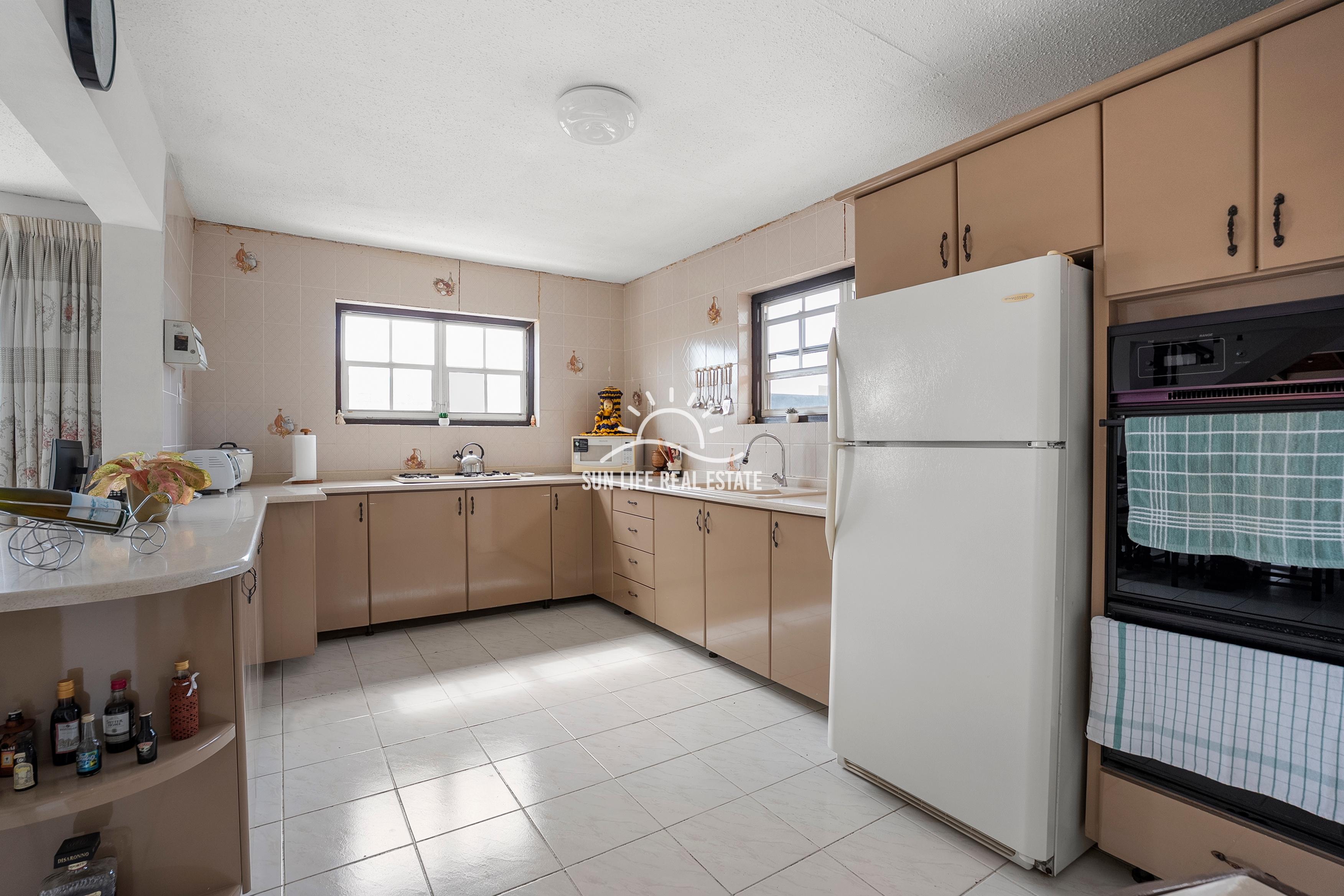 Traditional 4-Bedroom House with Apartment for Sale in Saliña Harbor View