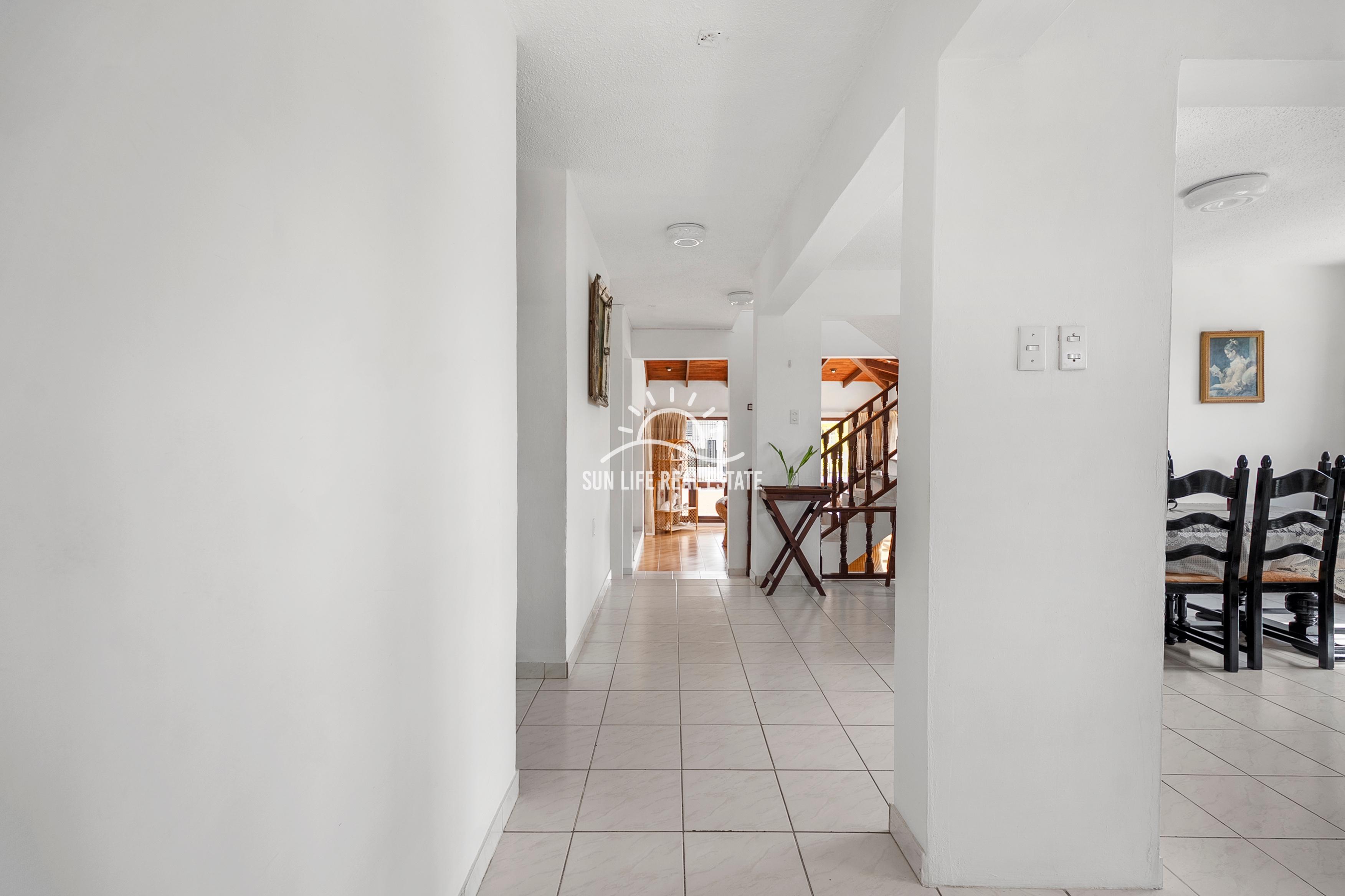 Traditional 4-Bedroom House with Apartment for Sale in Saliña Harbor View