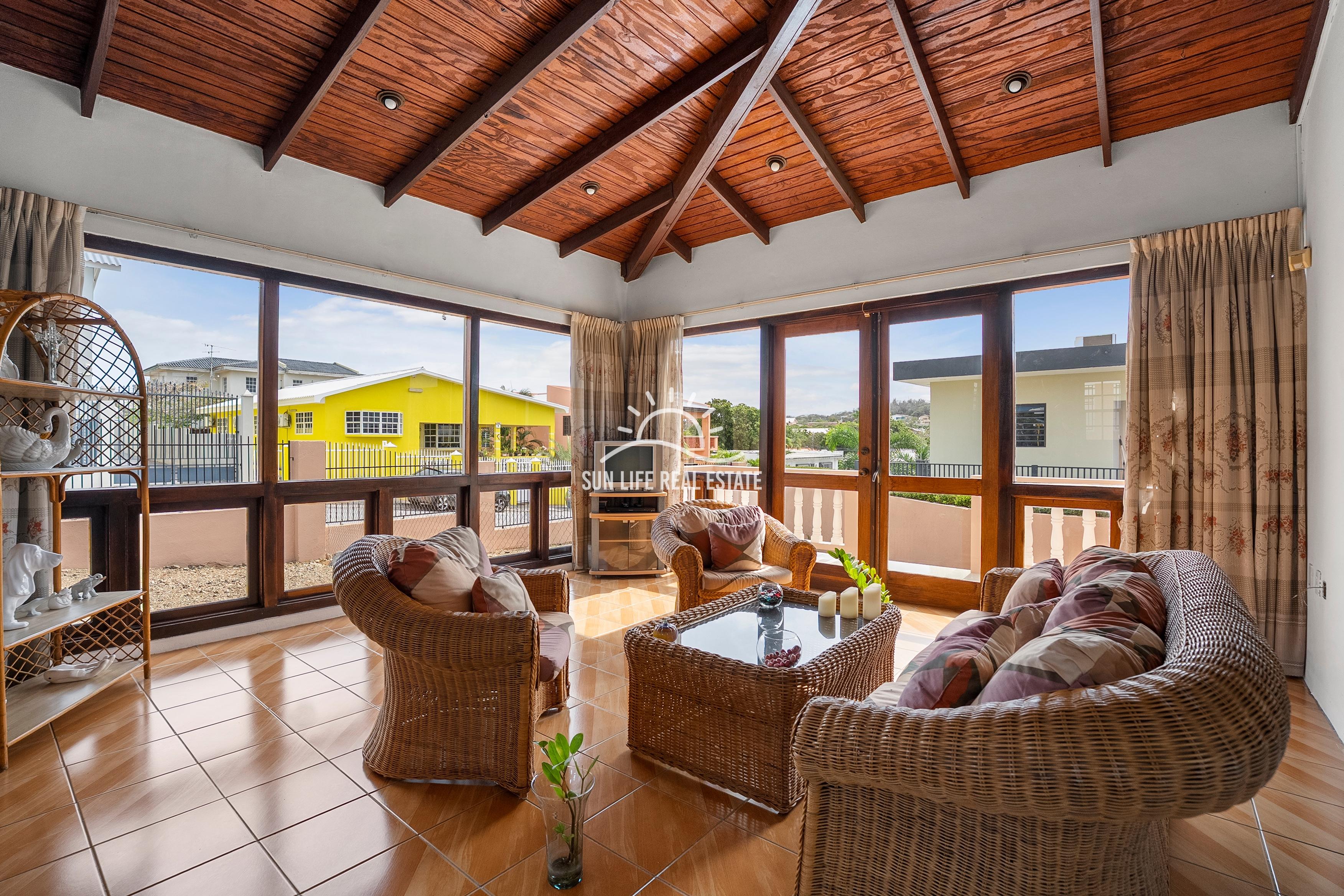 Traditional 4-Bedroom House with Apartment for Sale in Saliña Harbor View