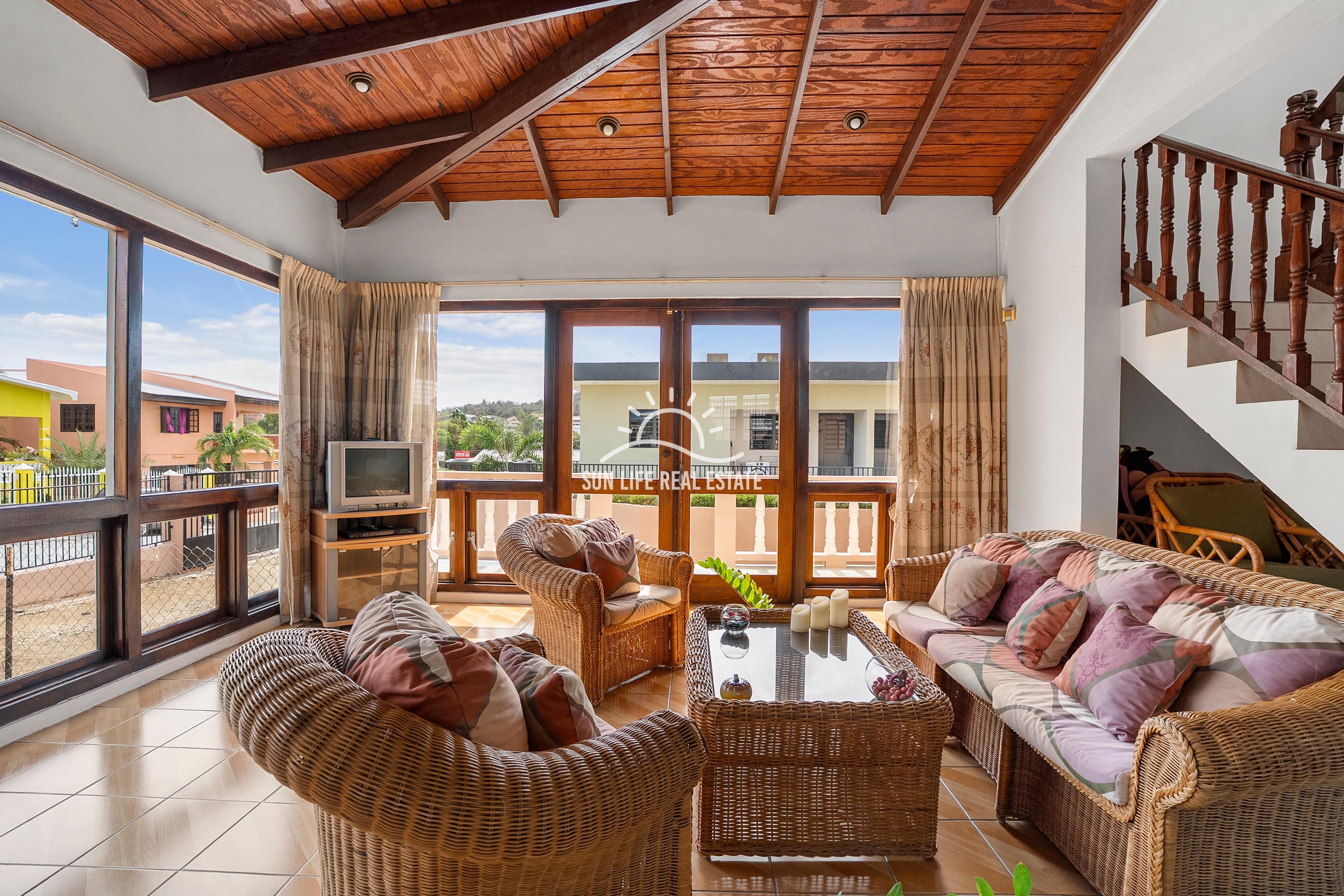Traditional 4-Bedroom House with Apartment for Sale in Saliña Harbor View