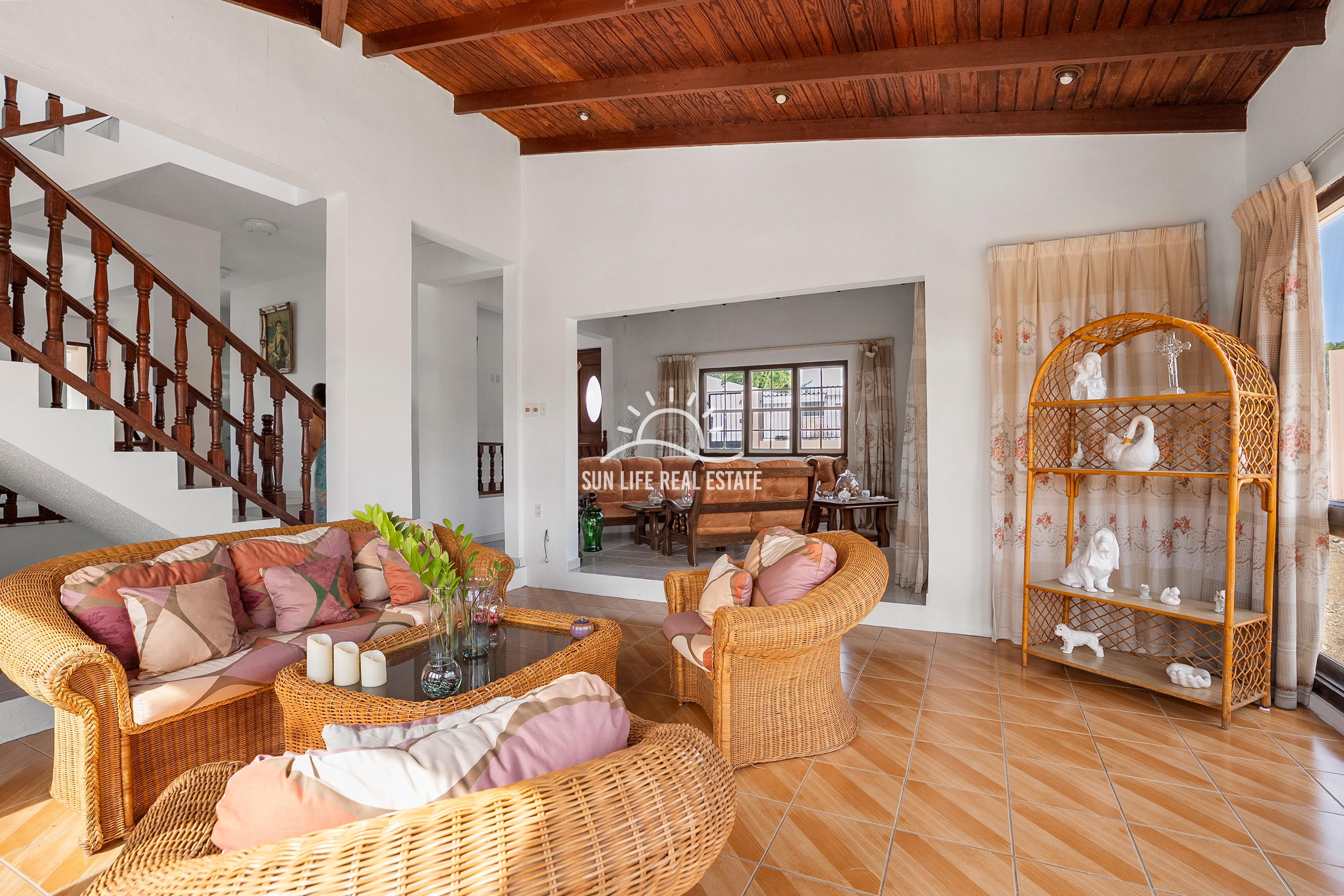 Traditional 4-Bedroom House with Apartment for Sale in Saliña Harbor View