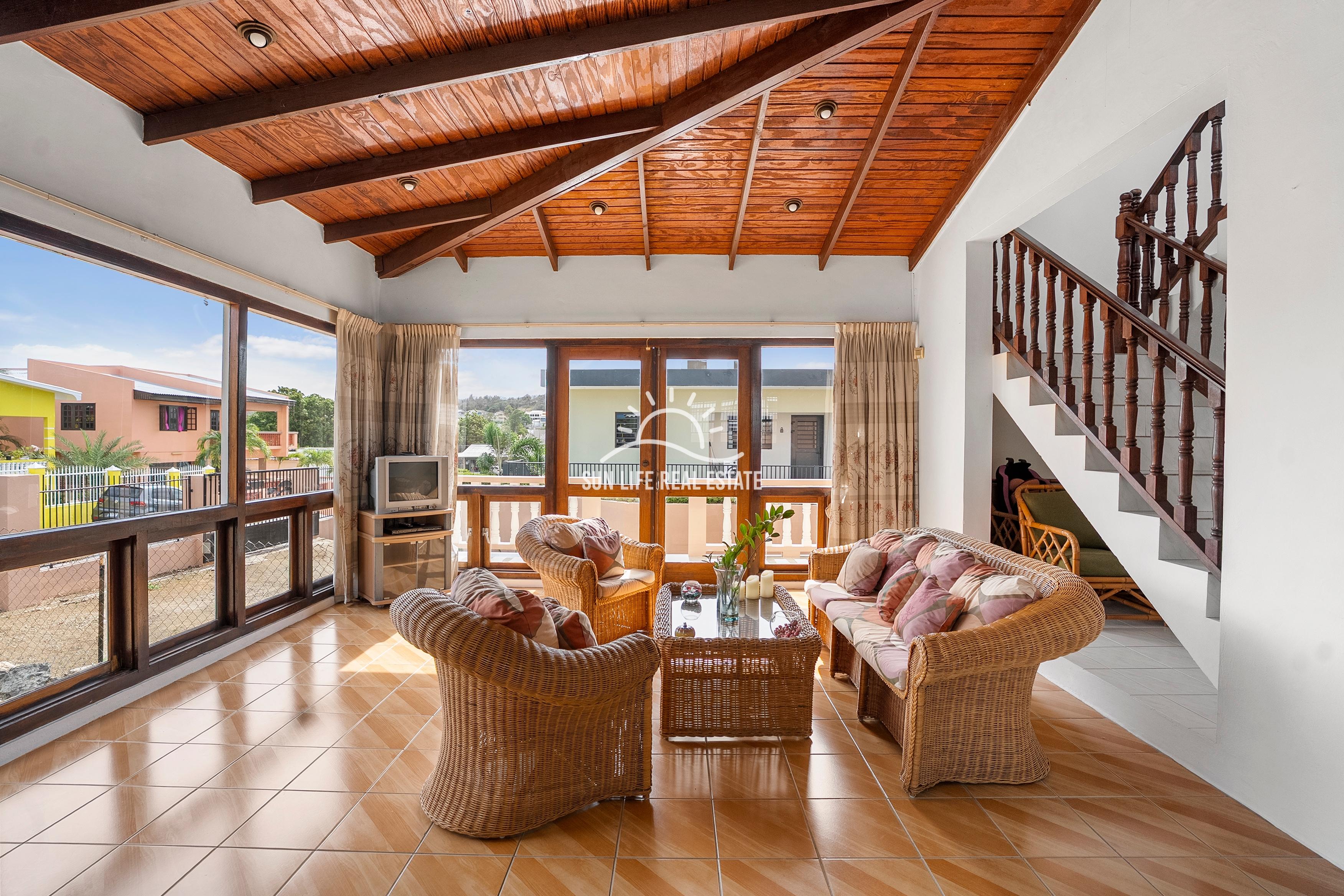 Traditional 4-Bedroom House with Apartment for Sale in Saliña Harbor View