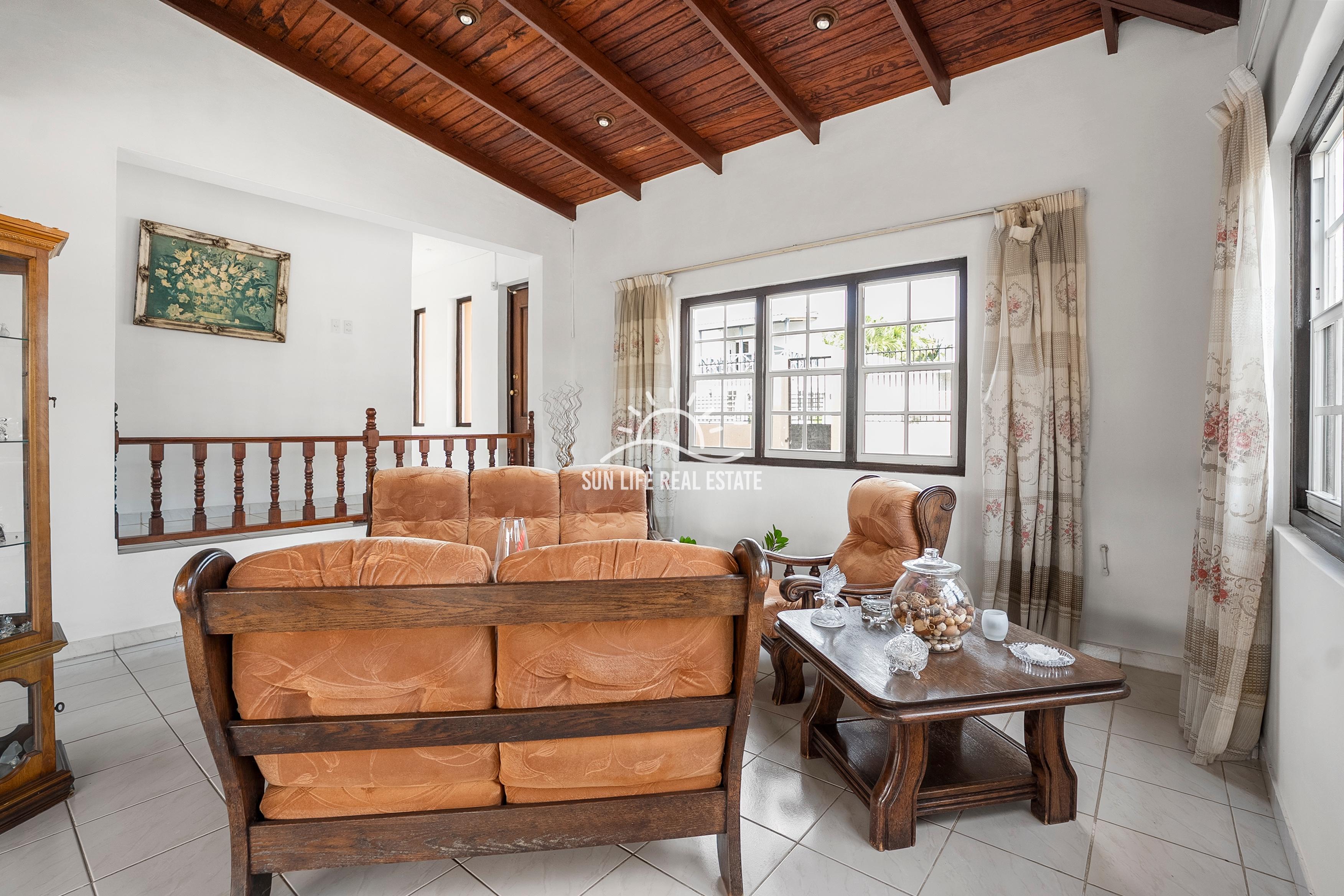 Traditional 4-Bedroom House with Apartment for Sale in Saliña Harbor View