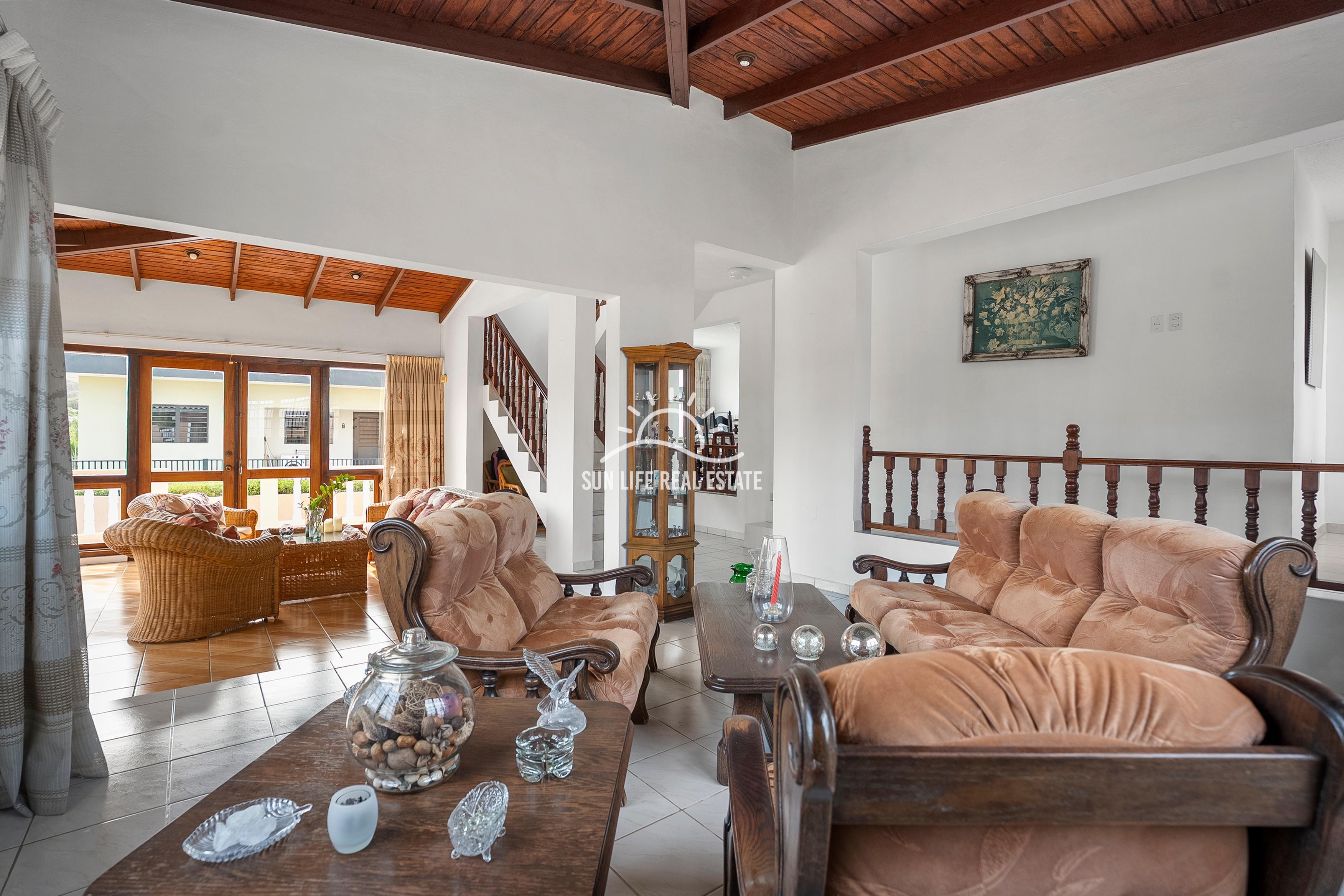 Traditional 4-Bedroom House with Apartment for Sale in Saliña Harbor View