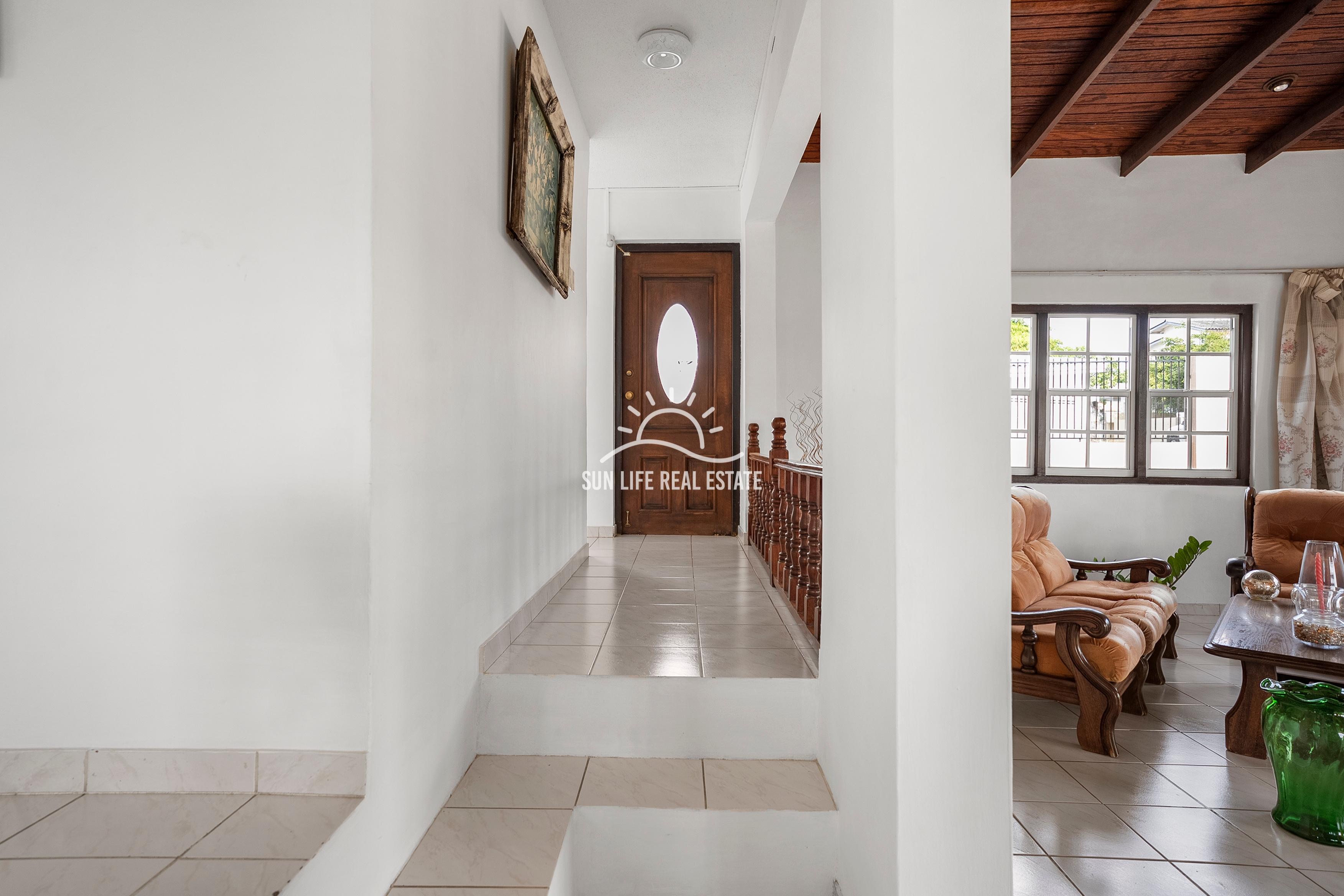 Traditional 4-Bedroom House with Apartment for Sale in Saliña Harbor View