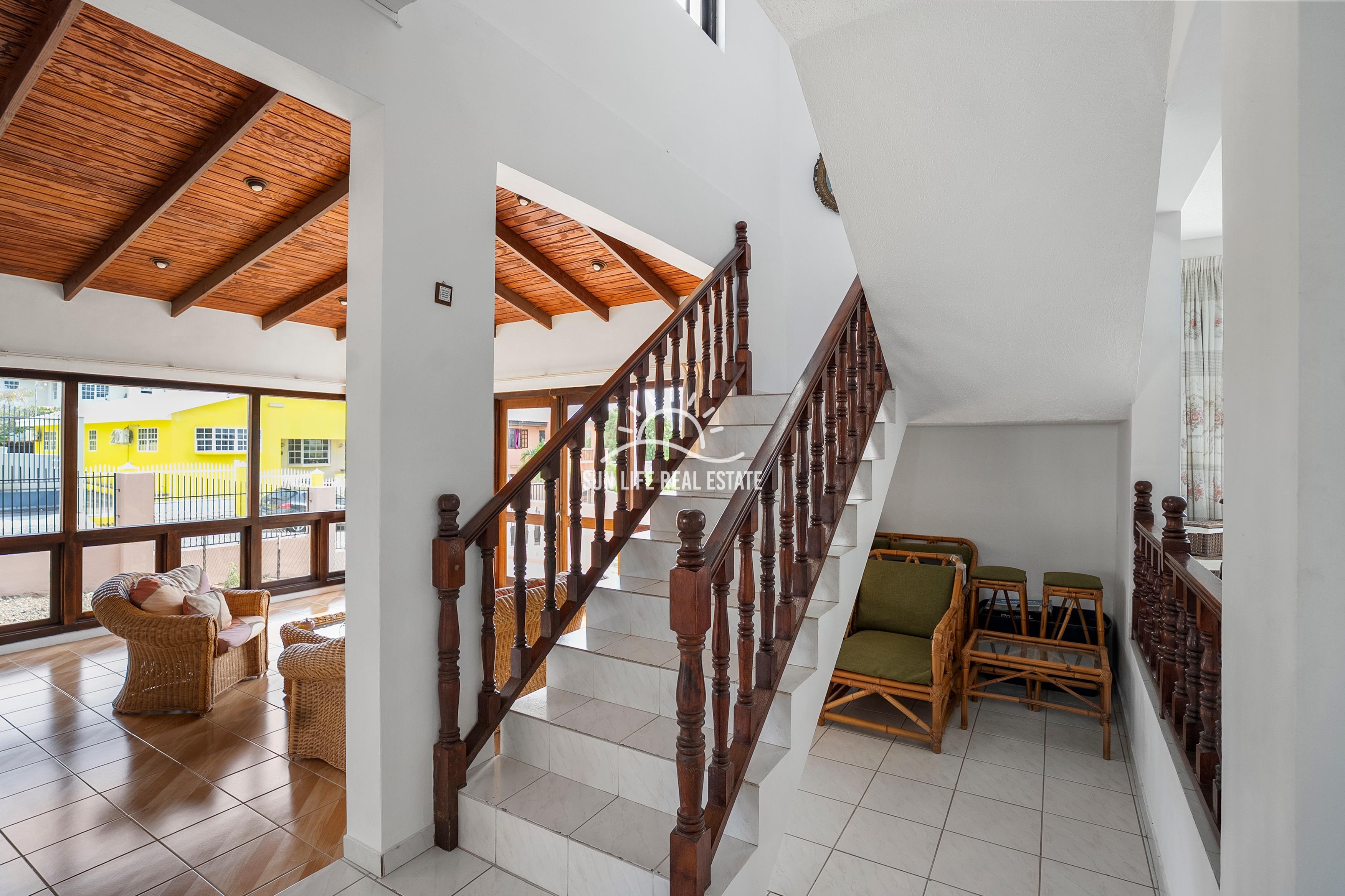 Traditional 4-Bedroom House with Apartment for Sale in Saliña Harbor View