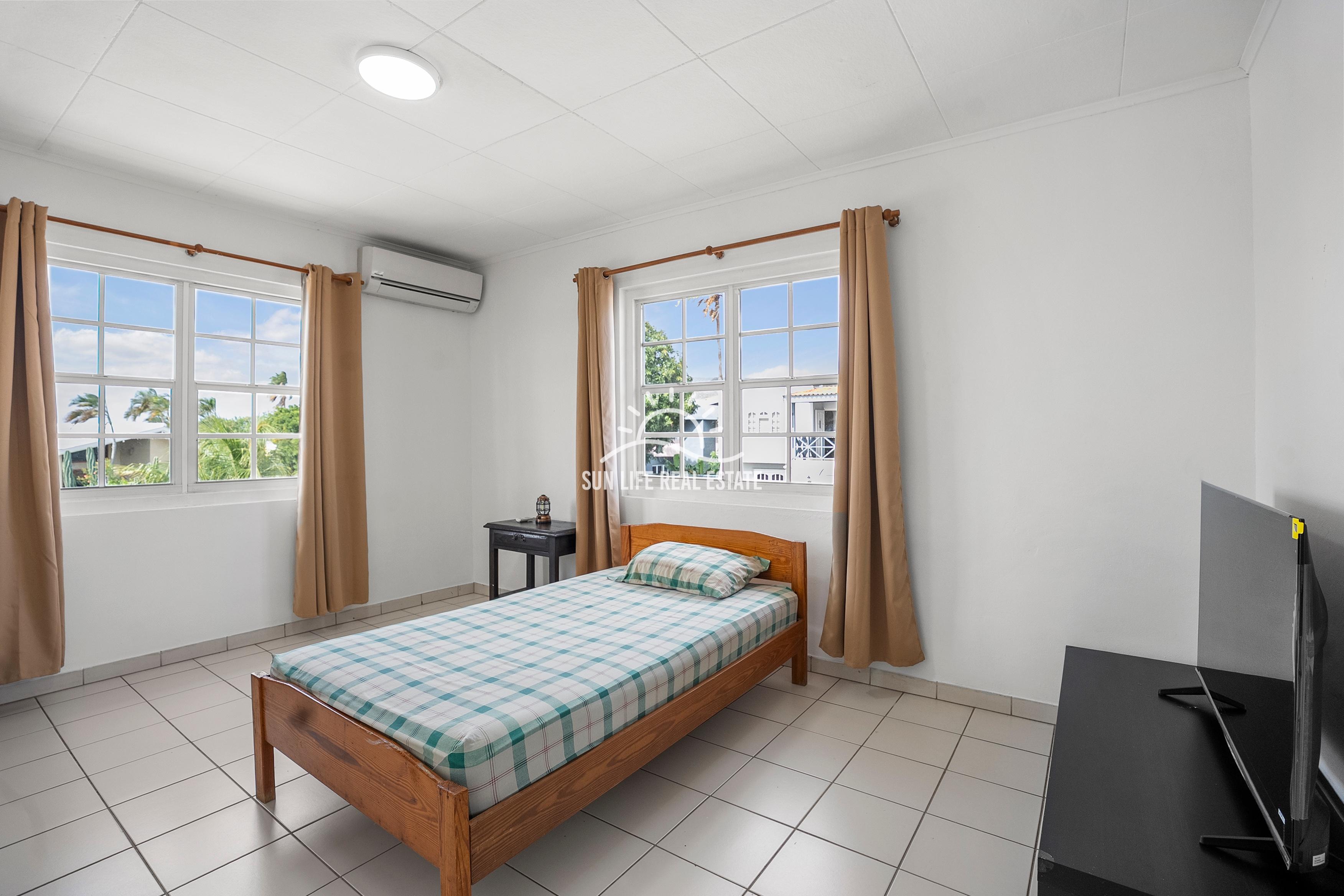 Traditional 4-Bedroom House with Apartment for Sale in Saliña Harbor View
