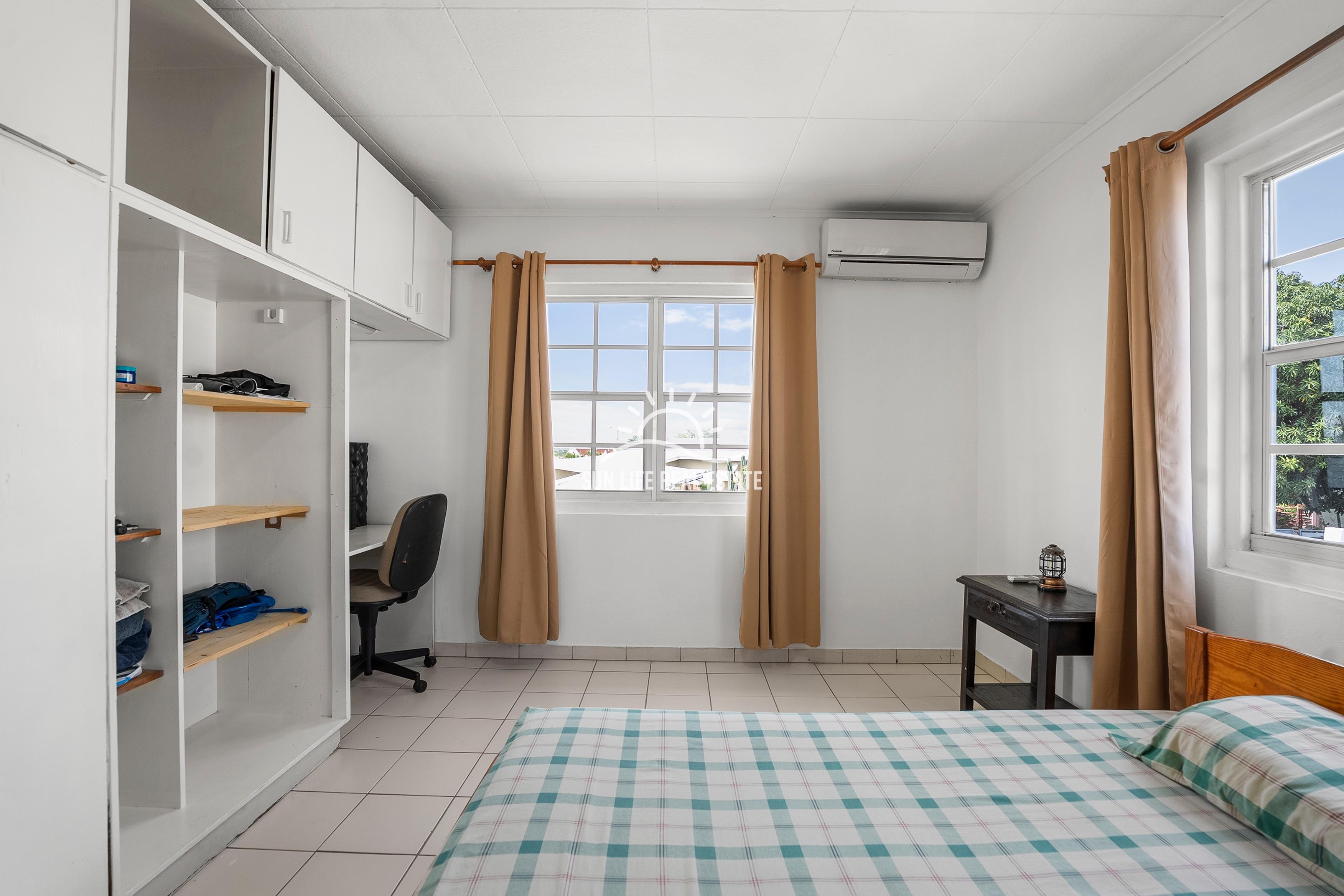 Traditional 4-Bedroom House with Apartment for Sale in Saliña Harbor View