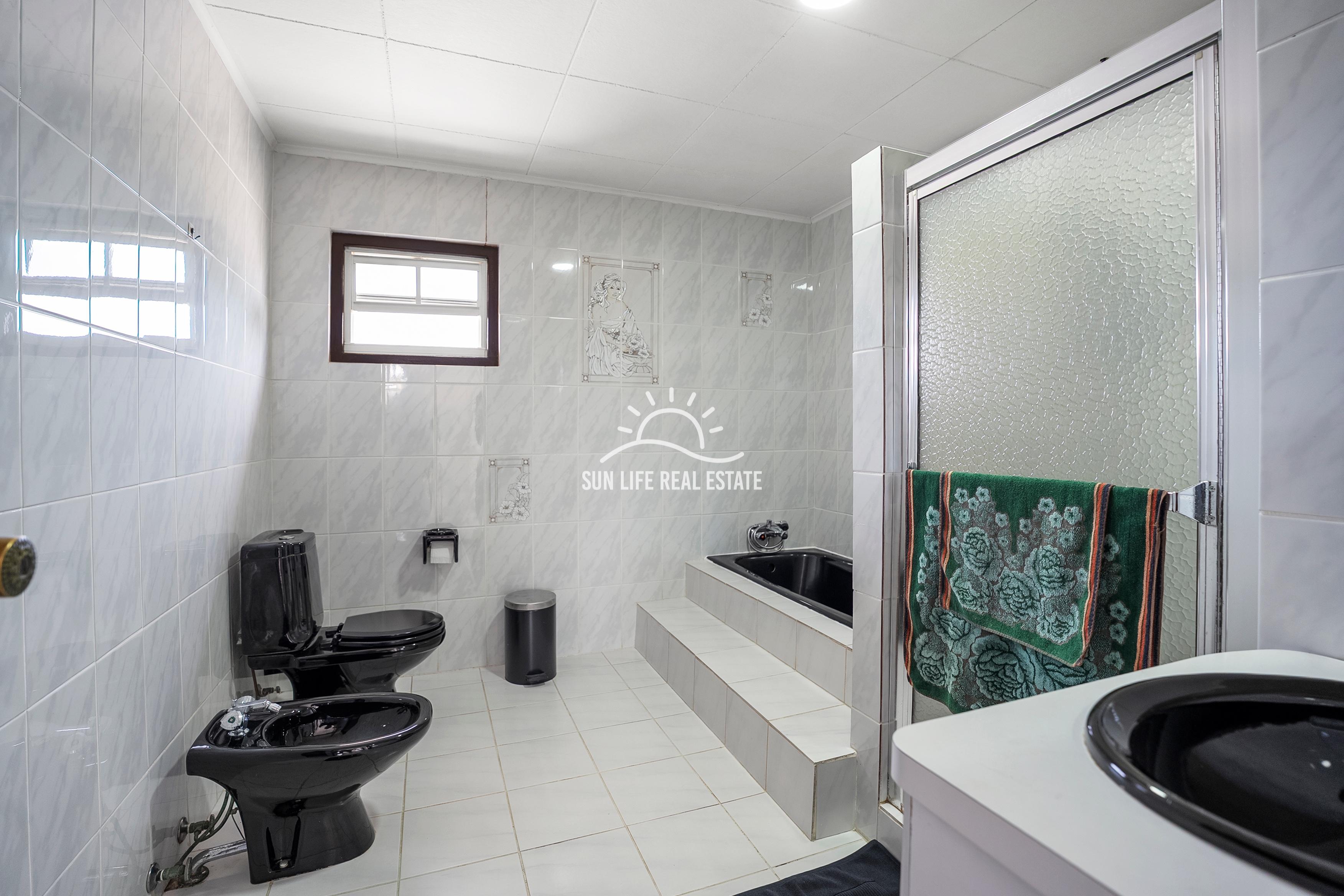 Traditional 4-Bedroom House with Apartment for Sale in Saliña Harbor View