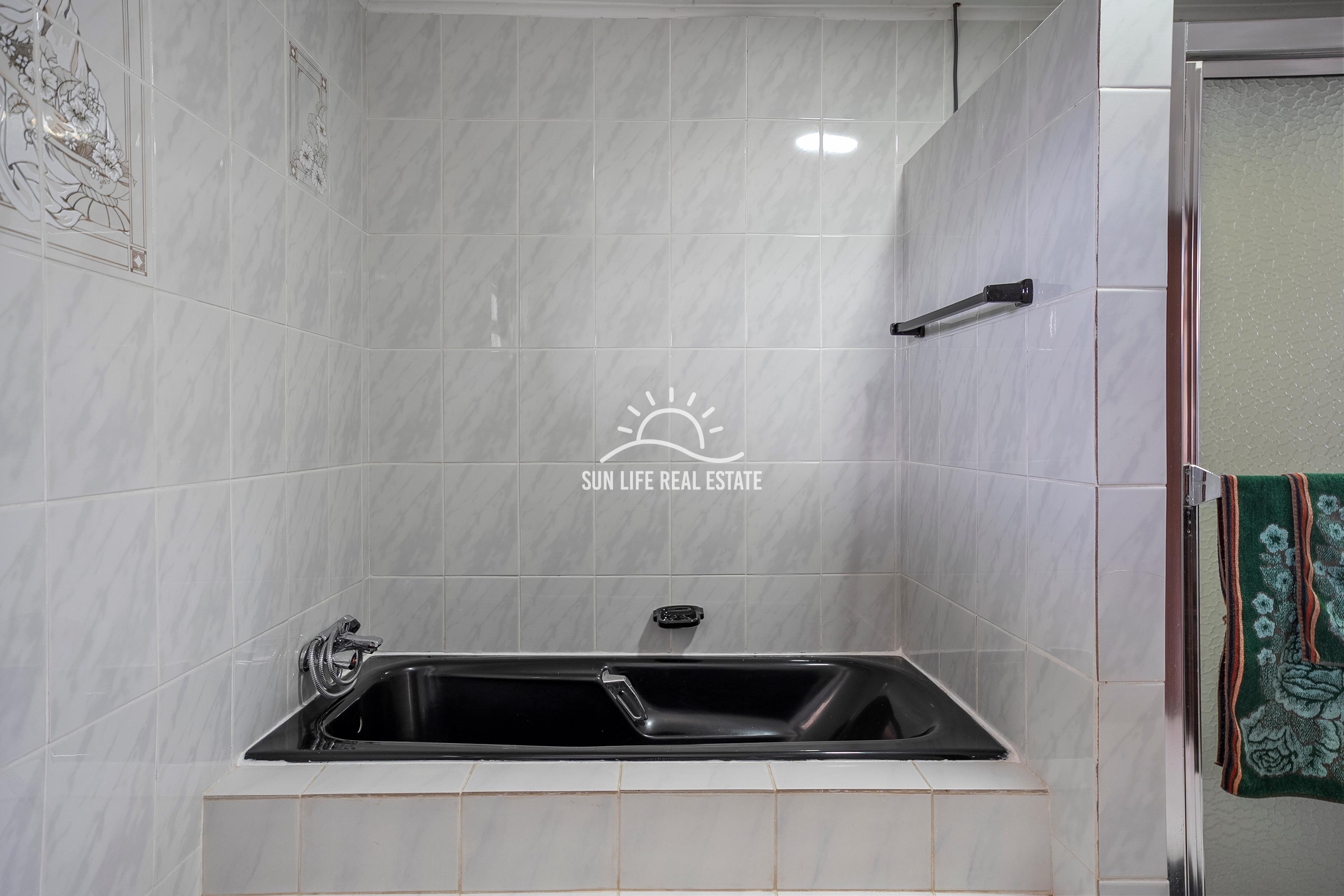 Traditional 4-Bedroom House with Apartment for Sale in Saliña Harbor View