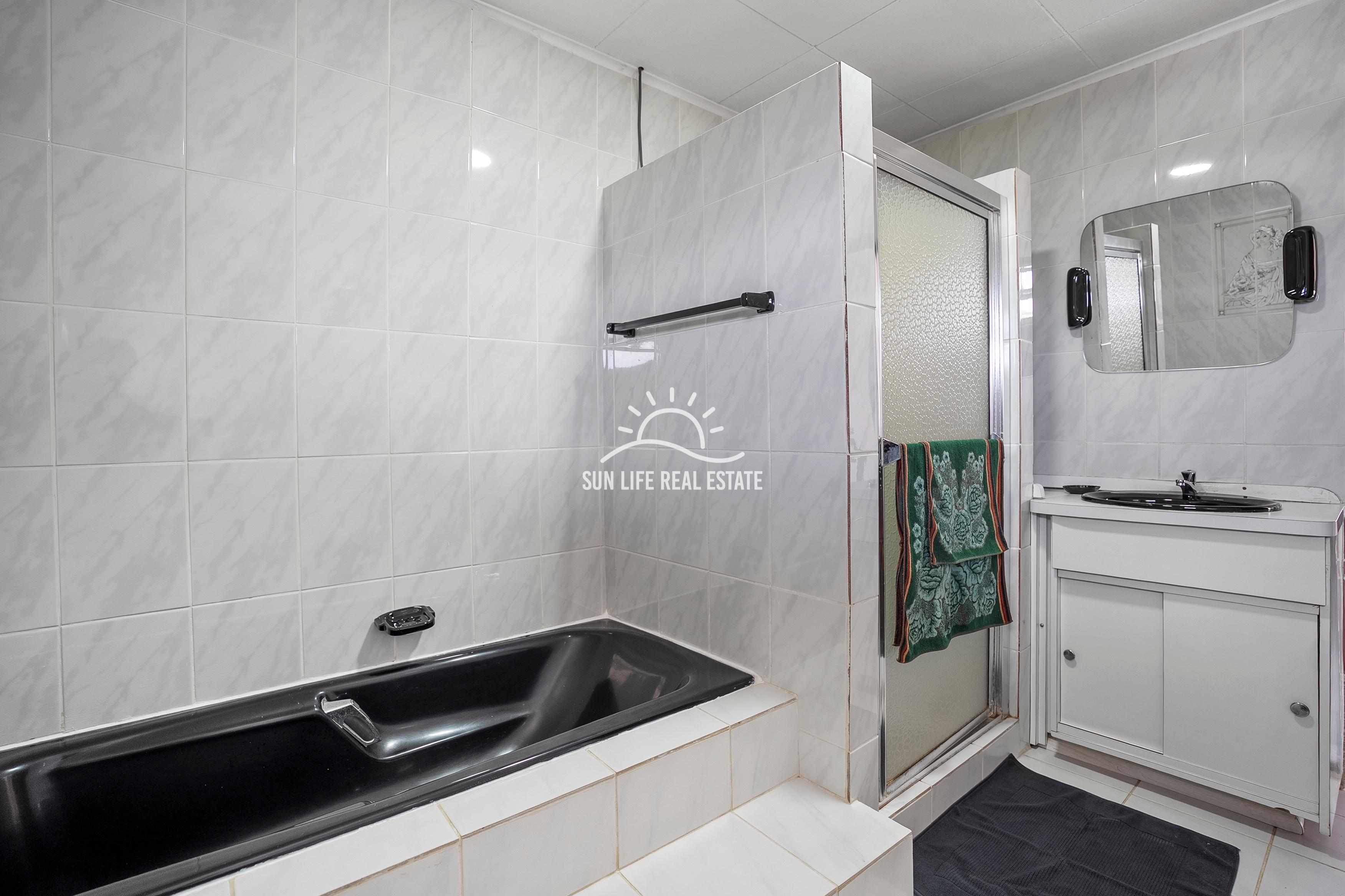 Traditional 4-Bedroom House with Apartment for Sale in Saliña Harbor View