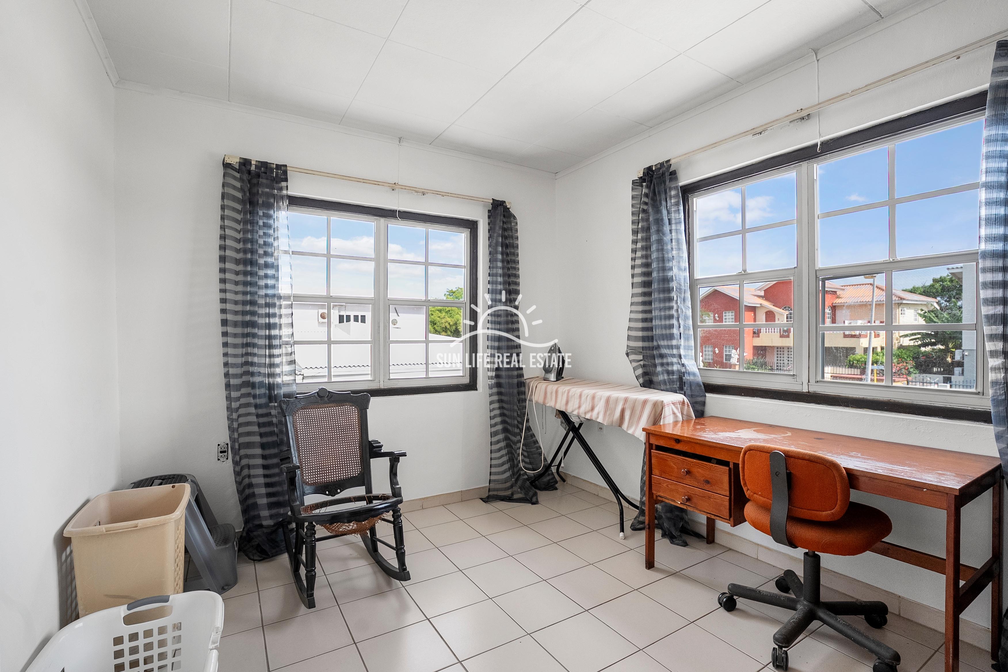 Traditional 4-Bedroom House with Apartment for Sale in Saliña Harbor View