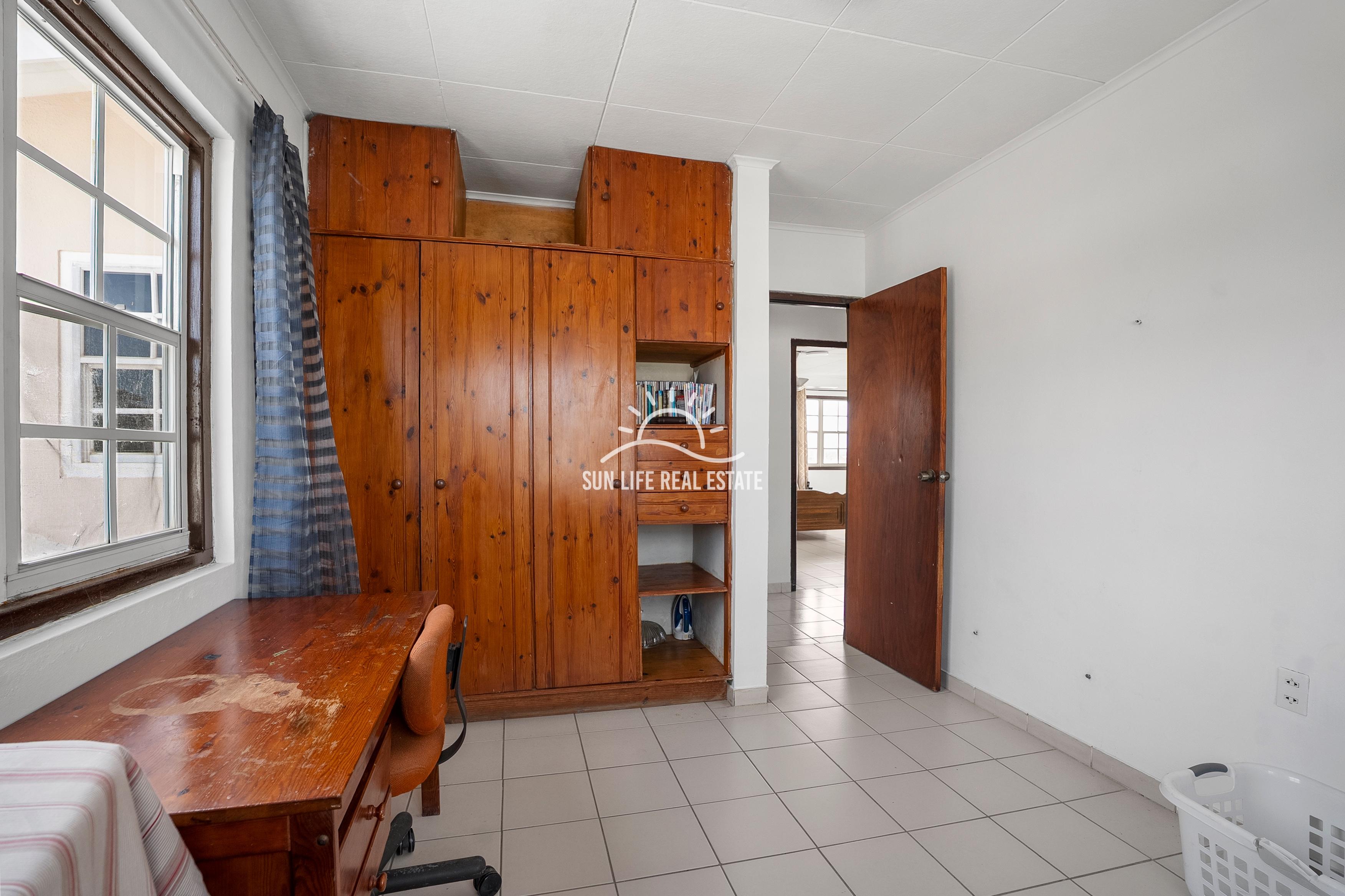 Traditional 4-Bedroom House with Apartment for Sale in Saliña Harbor View