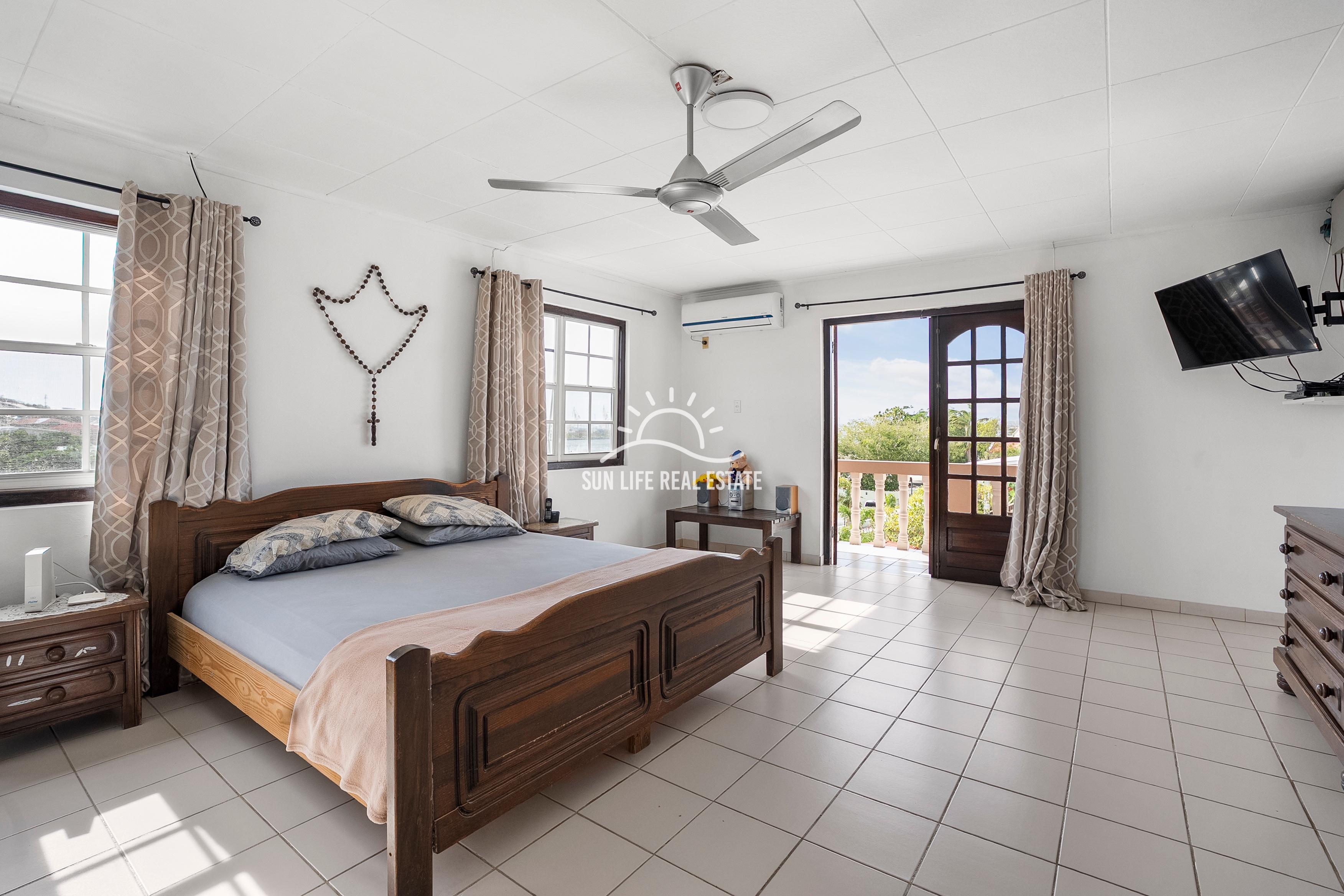 Traditional 4-Bedroom House with Apartment for Sale in Saliña Harbor View