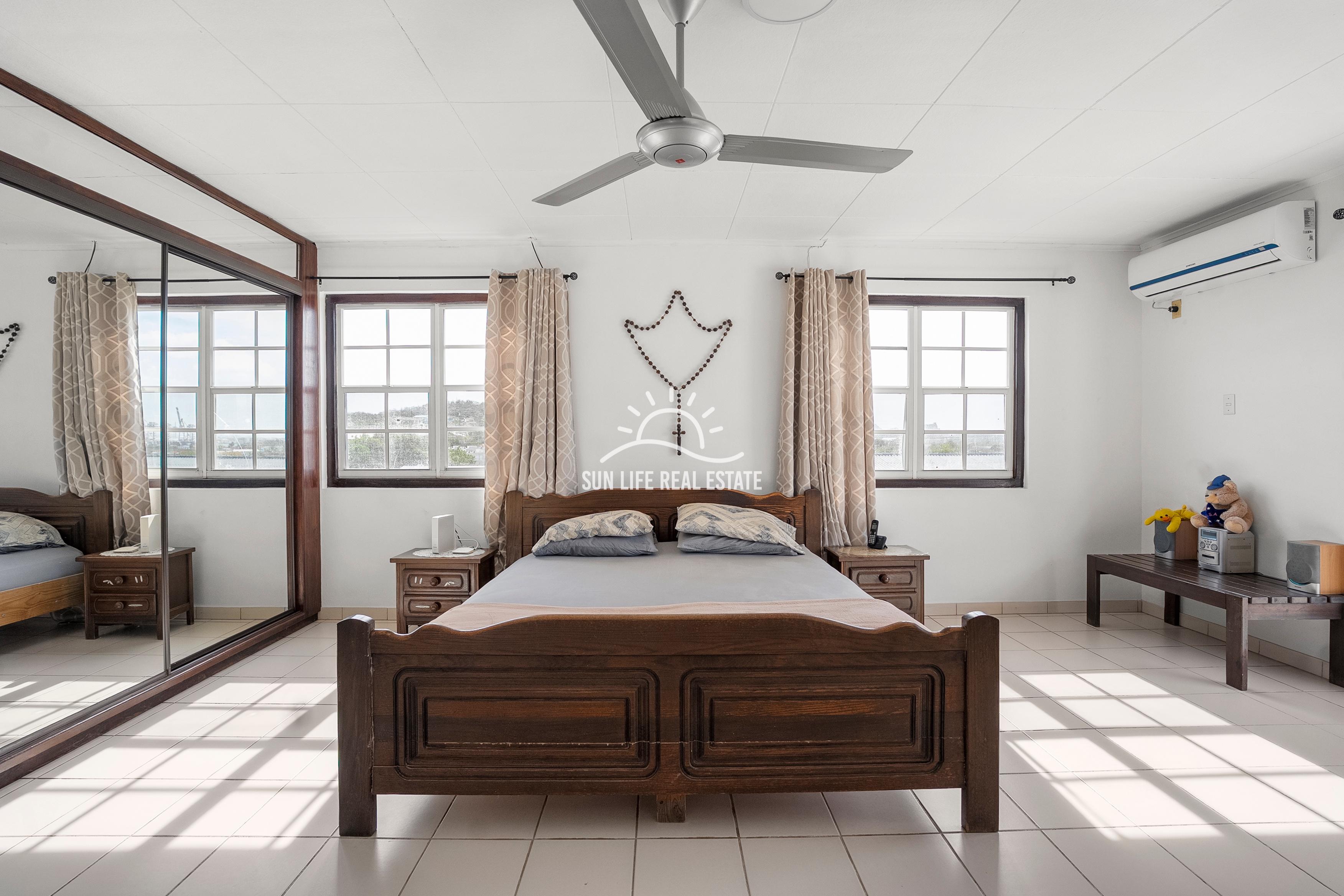 Traditional 4-Bedroom House with Apartment for Sale in Saliña Harbor View