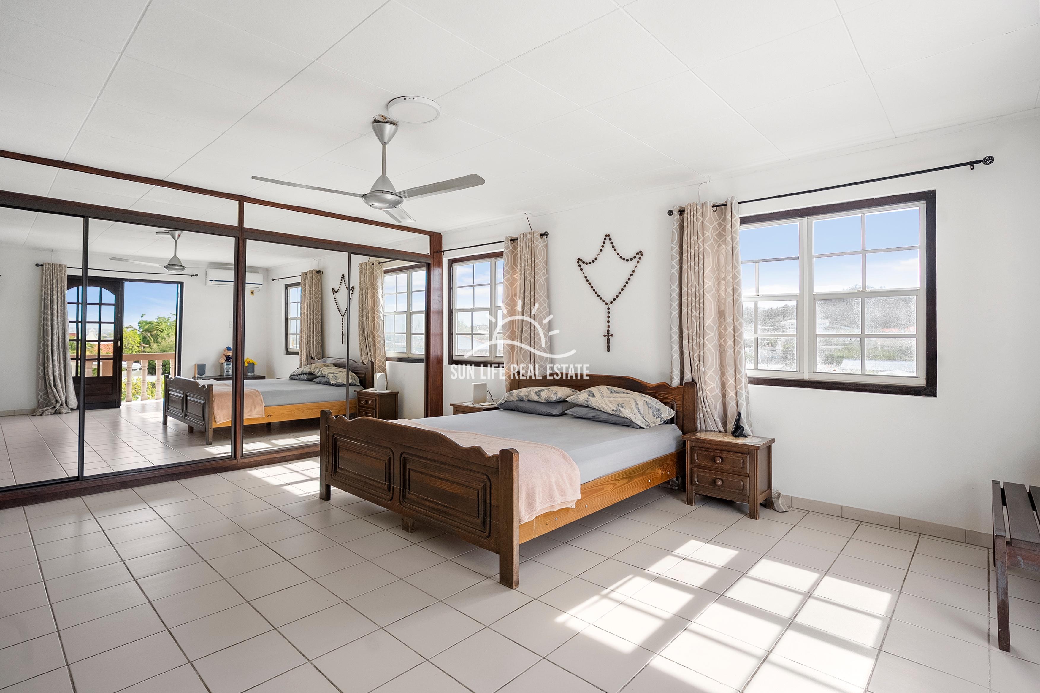 Traditional 4-Bedroom House with Apartment for Sale in Saliña Harbor View