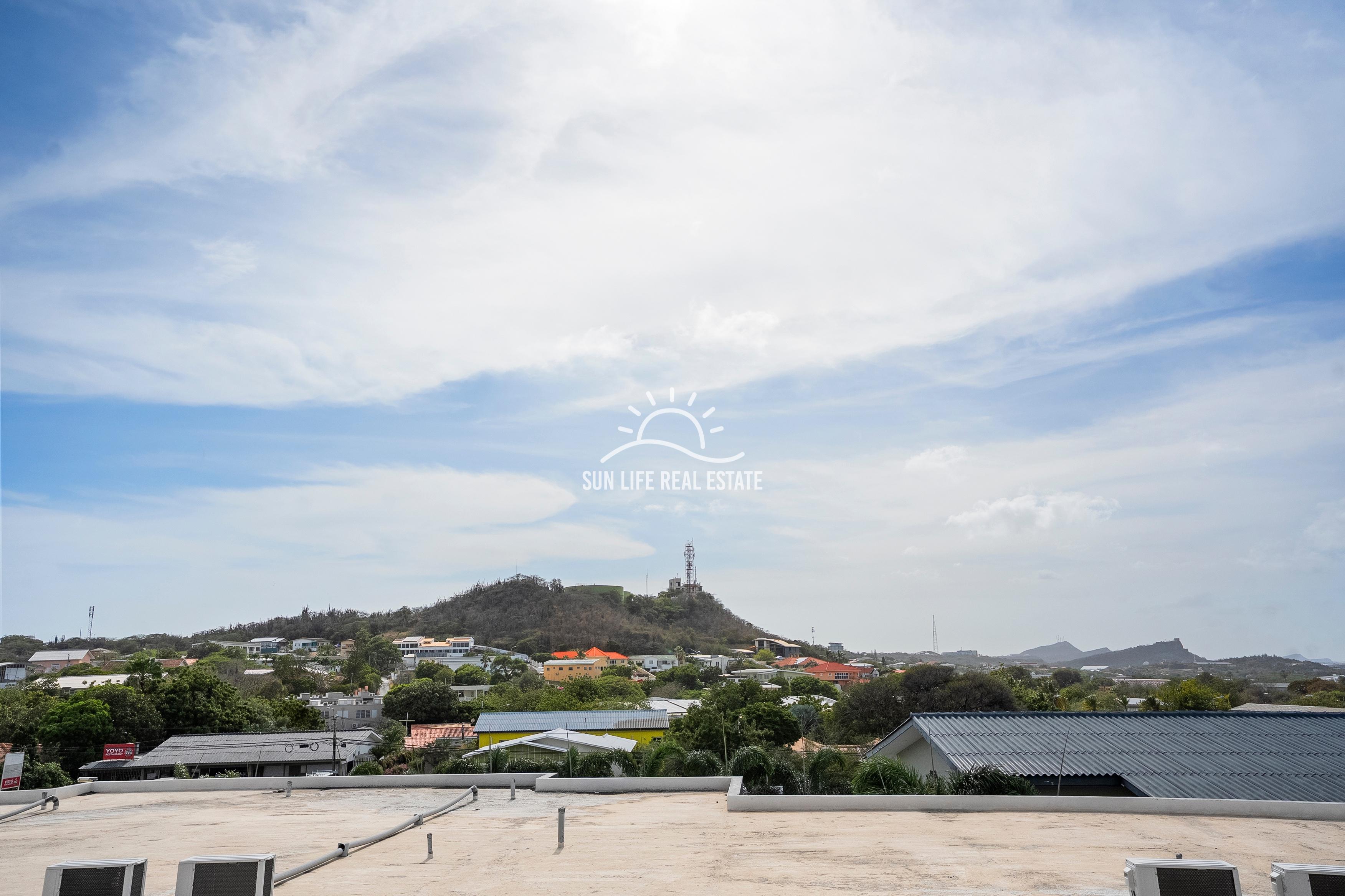 Traditional 4-Bedroom House with Apartment for Sale in Saliña Harbor View