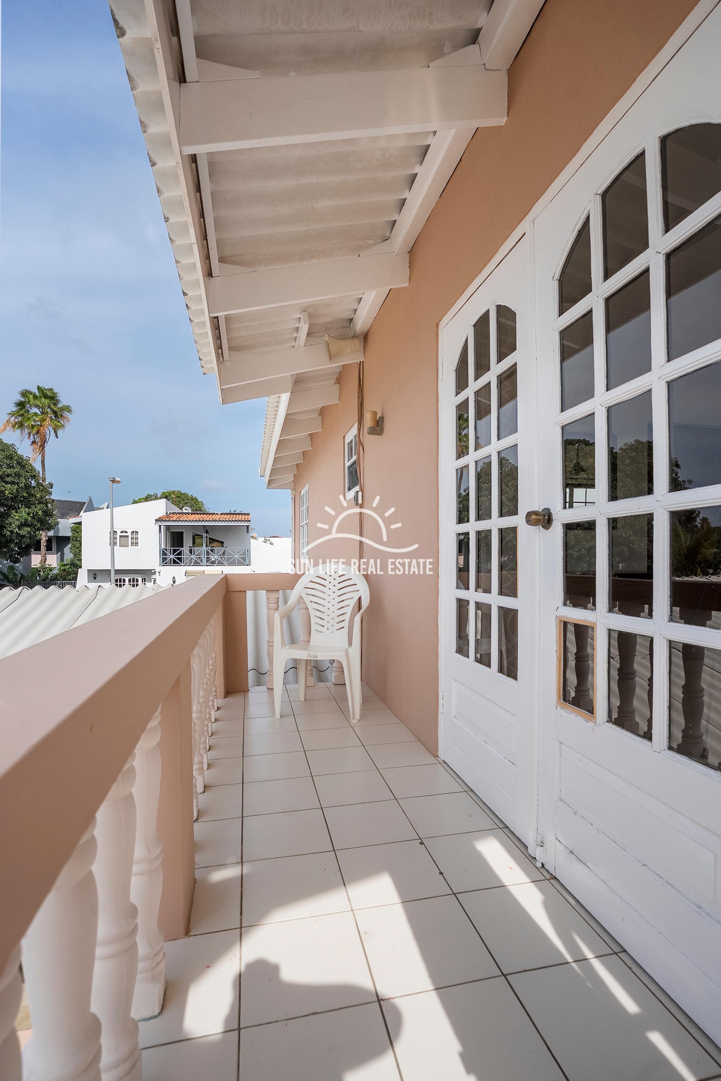 Traditional 4-Bedroom House with Apartment for Sale in Saliña Harbor View