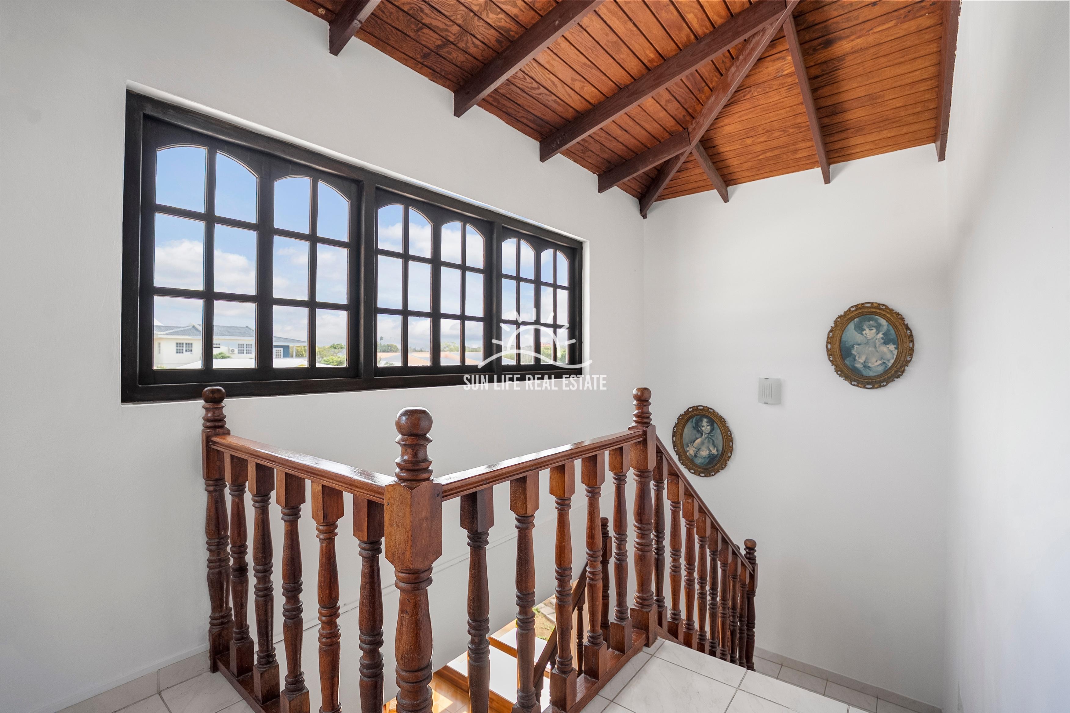 Traditional 4-Bedroom House with Apartment for Sale in Saliña Harbor View