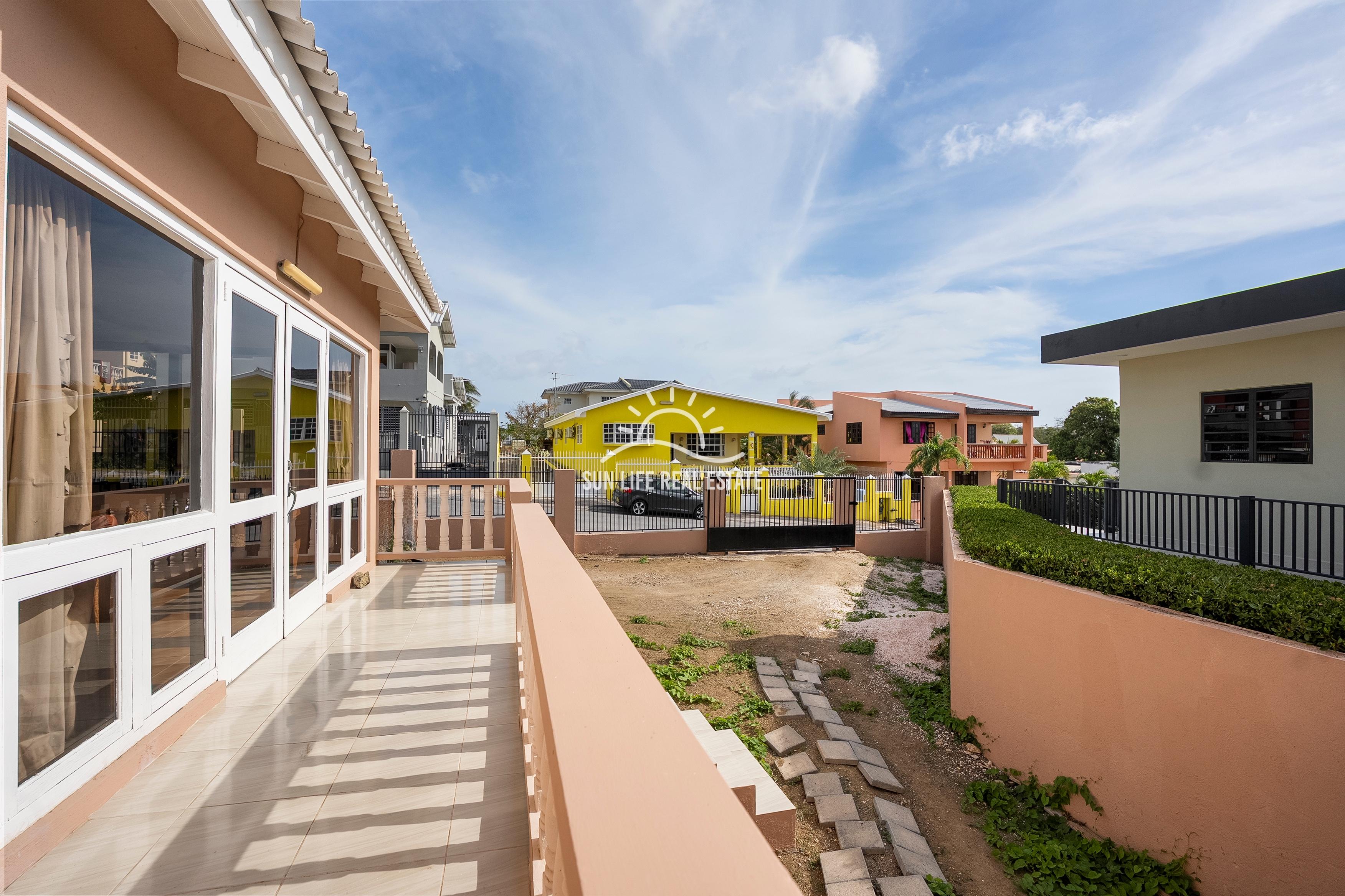 Traditional 4-Bedroom House with Apartment for Sale in Saliña Harbor View
