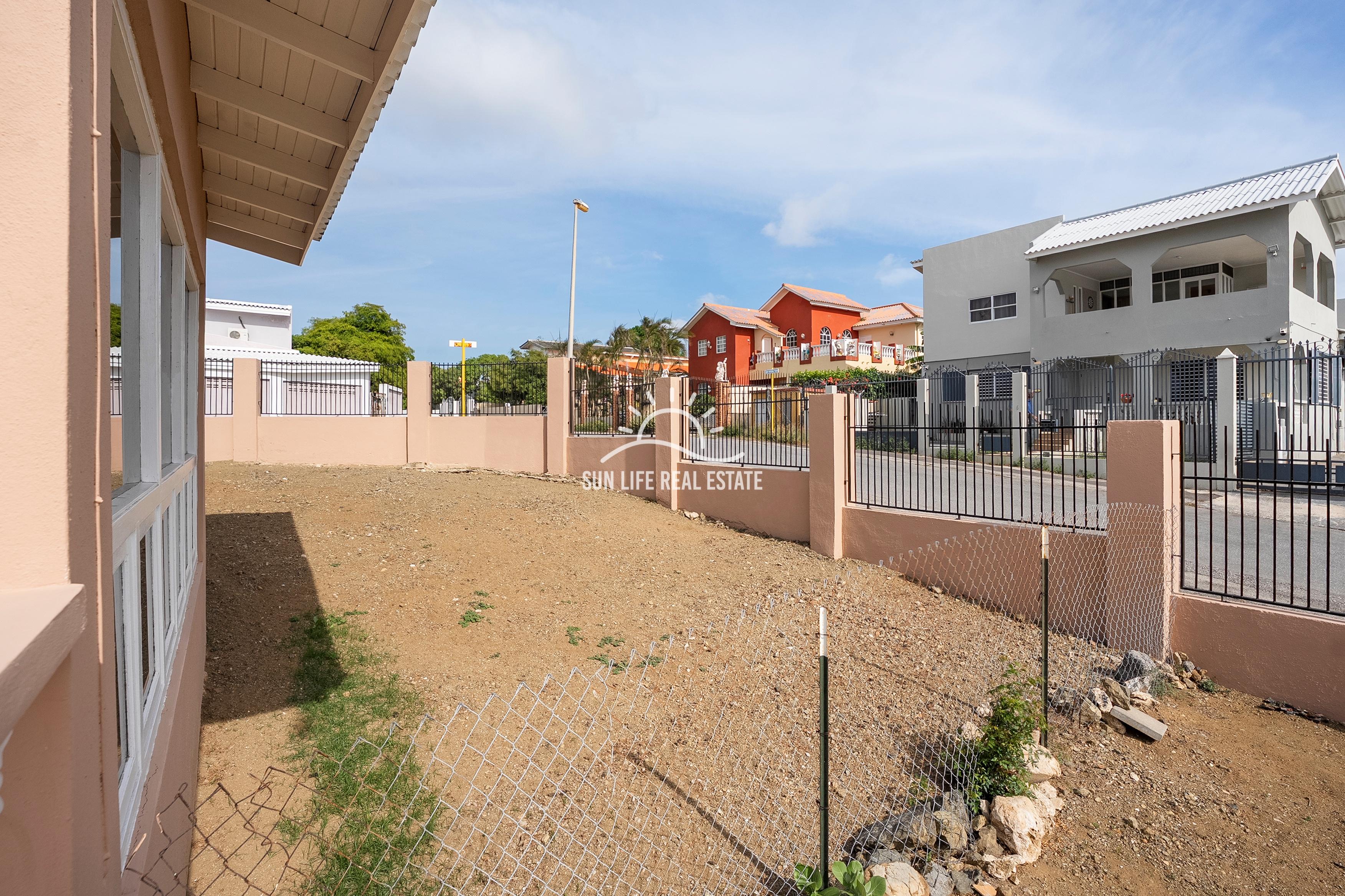 Traditional 4-Bedroom House with Apartment for Sale in Saliña Harbor View