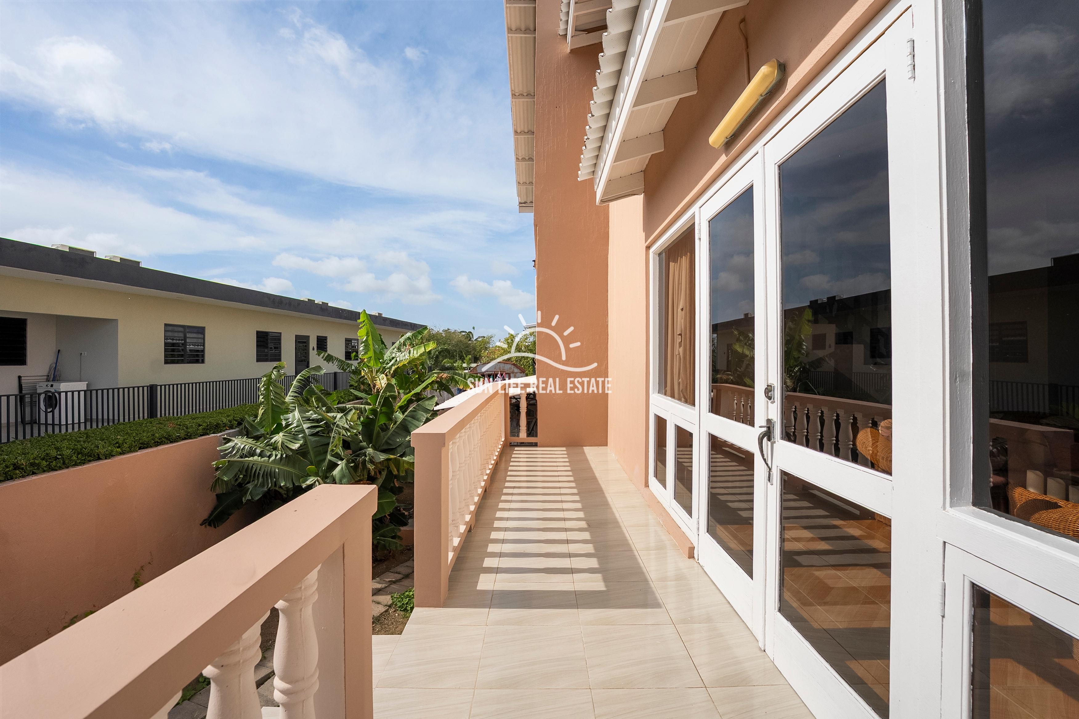 Traditional 4-Bedroom House with Apartment for Sale in Saliña Harbor View