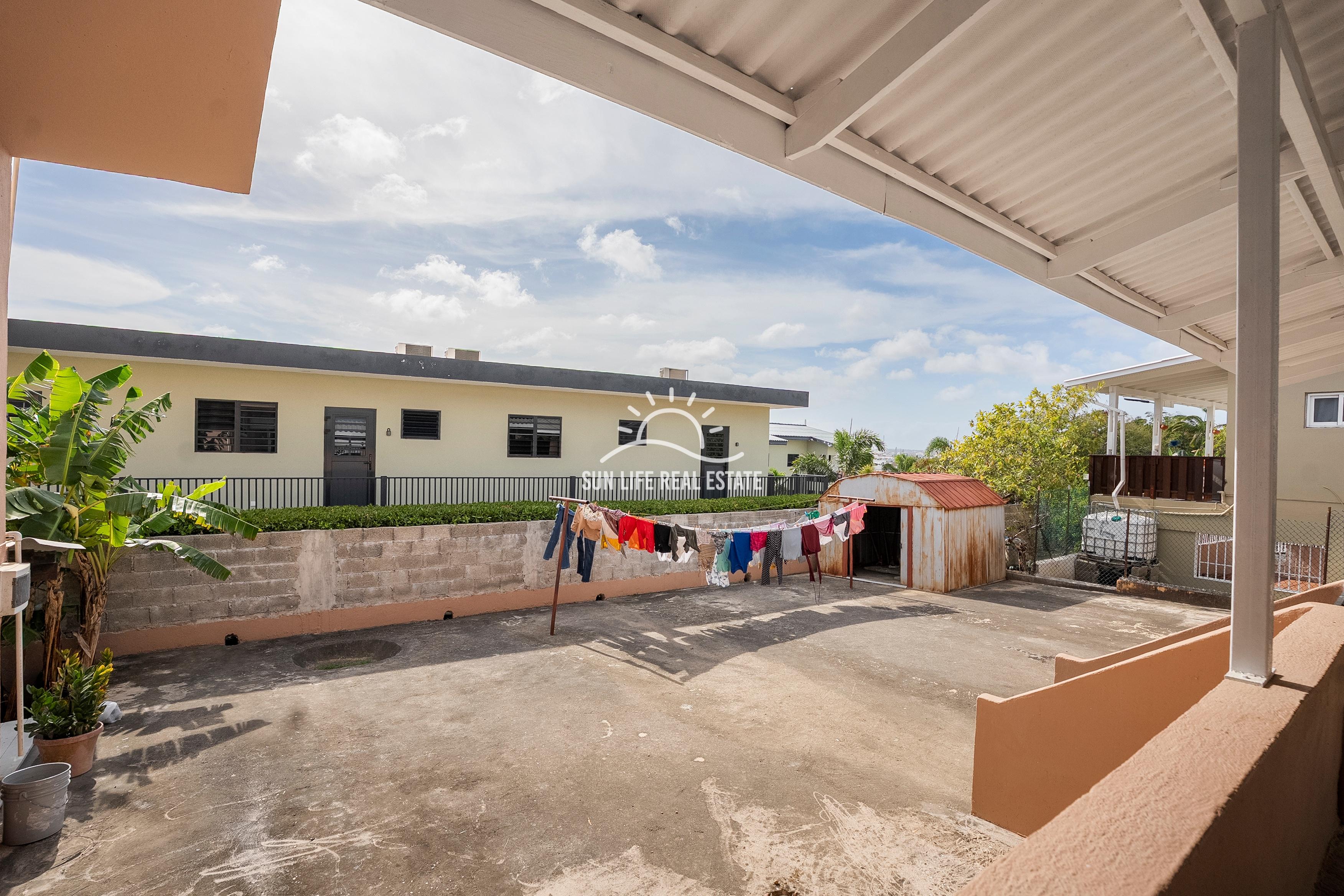 Traditional 4-Bedroom House with Apartment for Sale in Saliña Harbor View