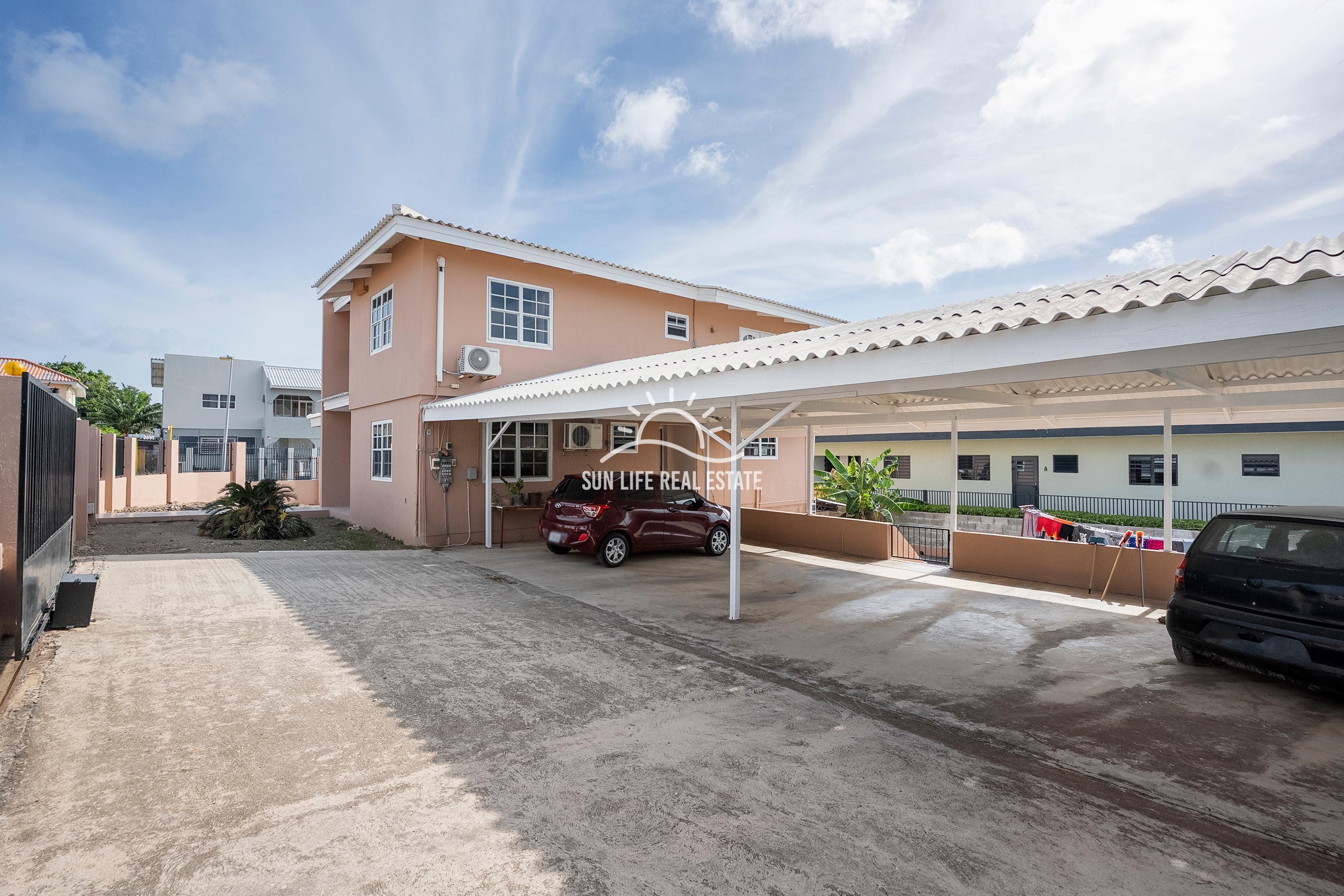 Traditional 4-Bedroom House with Apartment for Sale in Saliña Harbor View