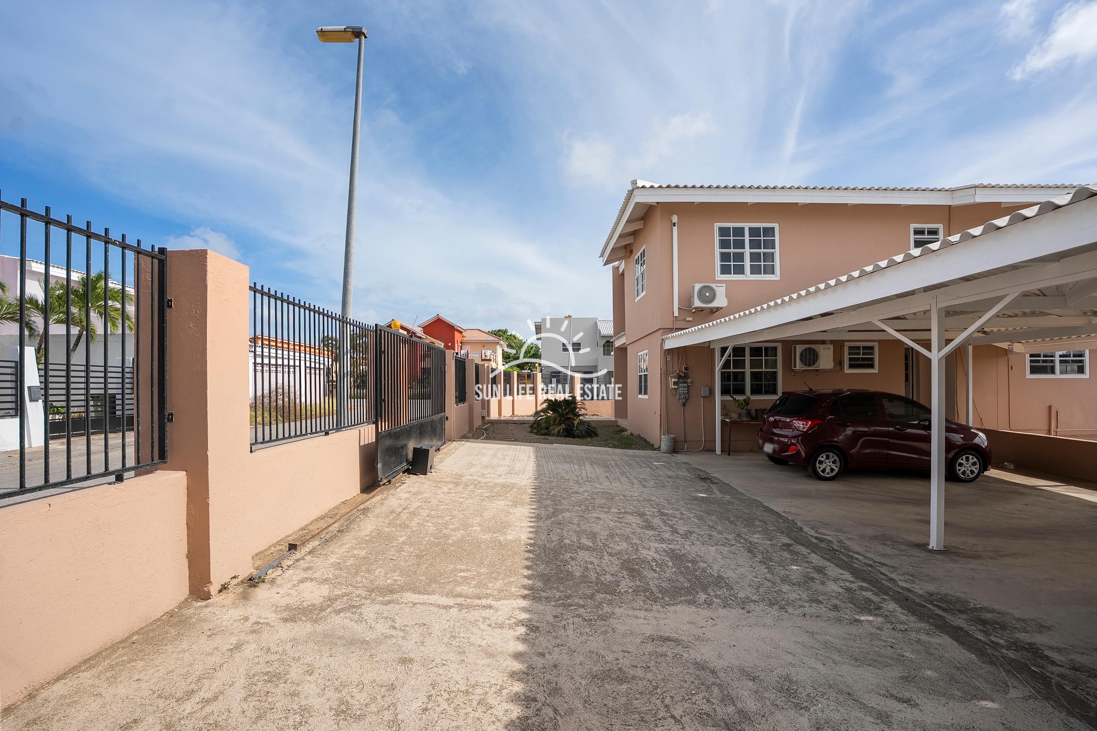 Traditional 4-Bedroom House with Apartment for Sale in Saliña Harbor View