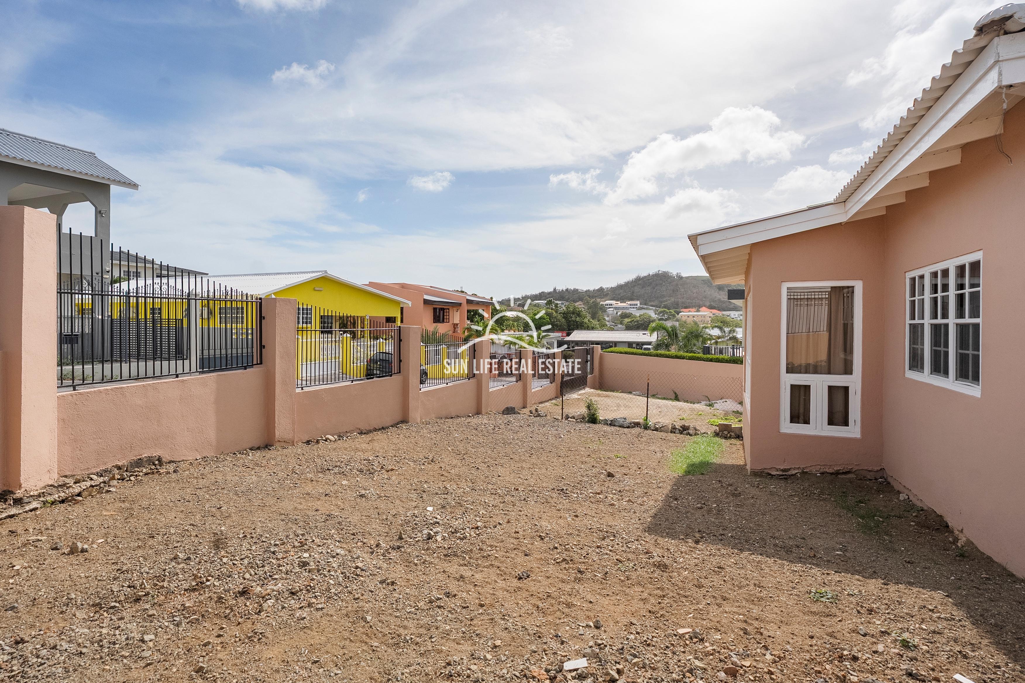 Traditional 4-Bedroom House with Apartment for Sale in Saliña Harbor View