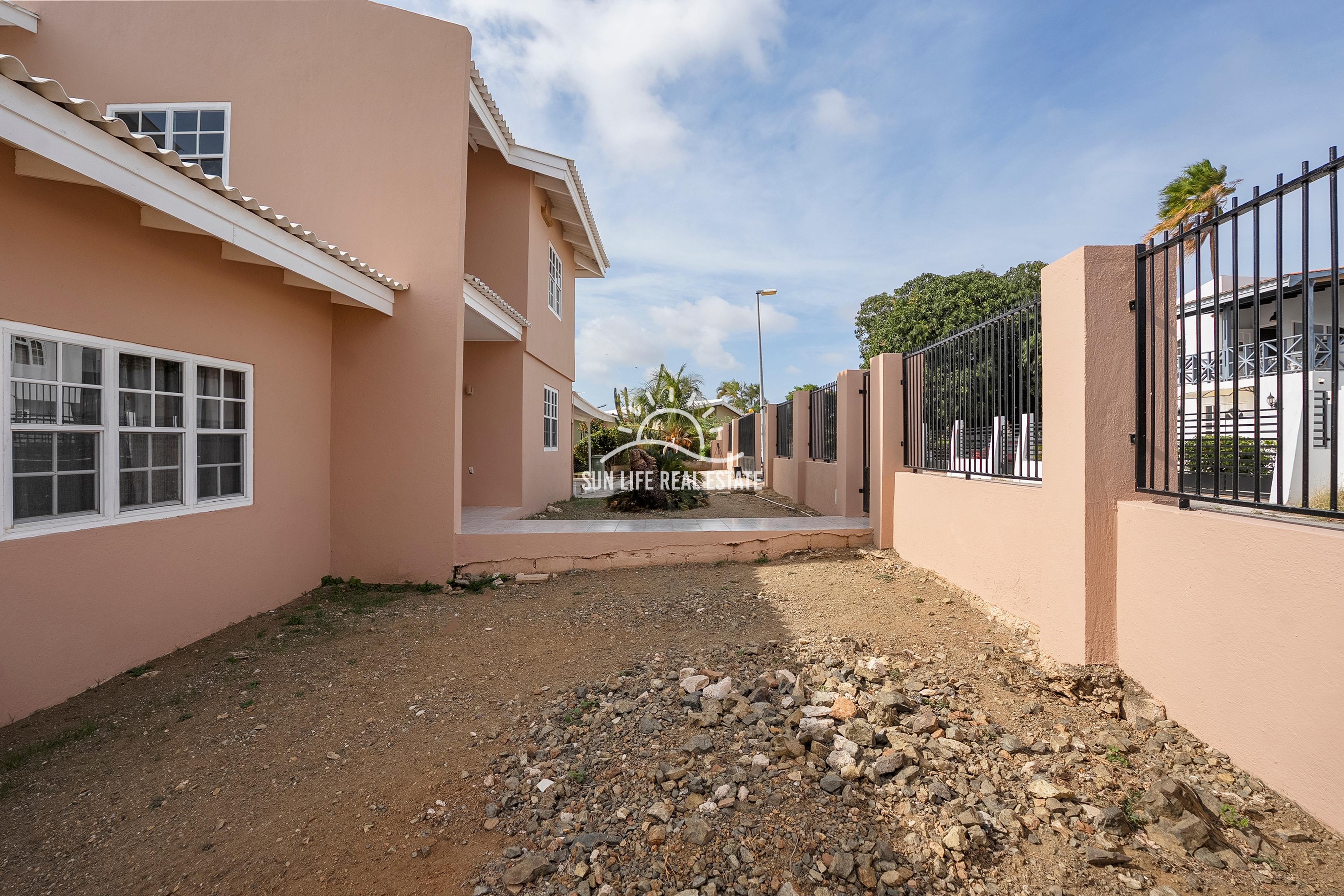 Traditional 4-Bedroom House with Apartment for Sale in Saliña Harbor View
