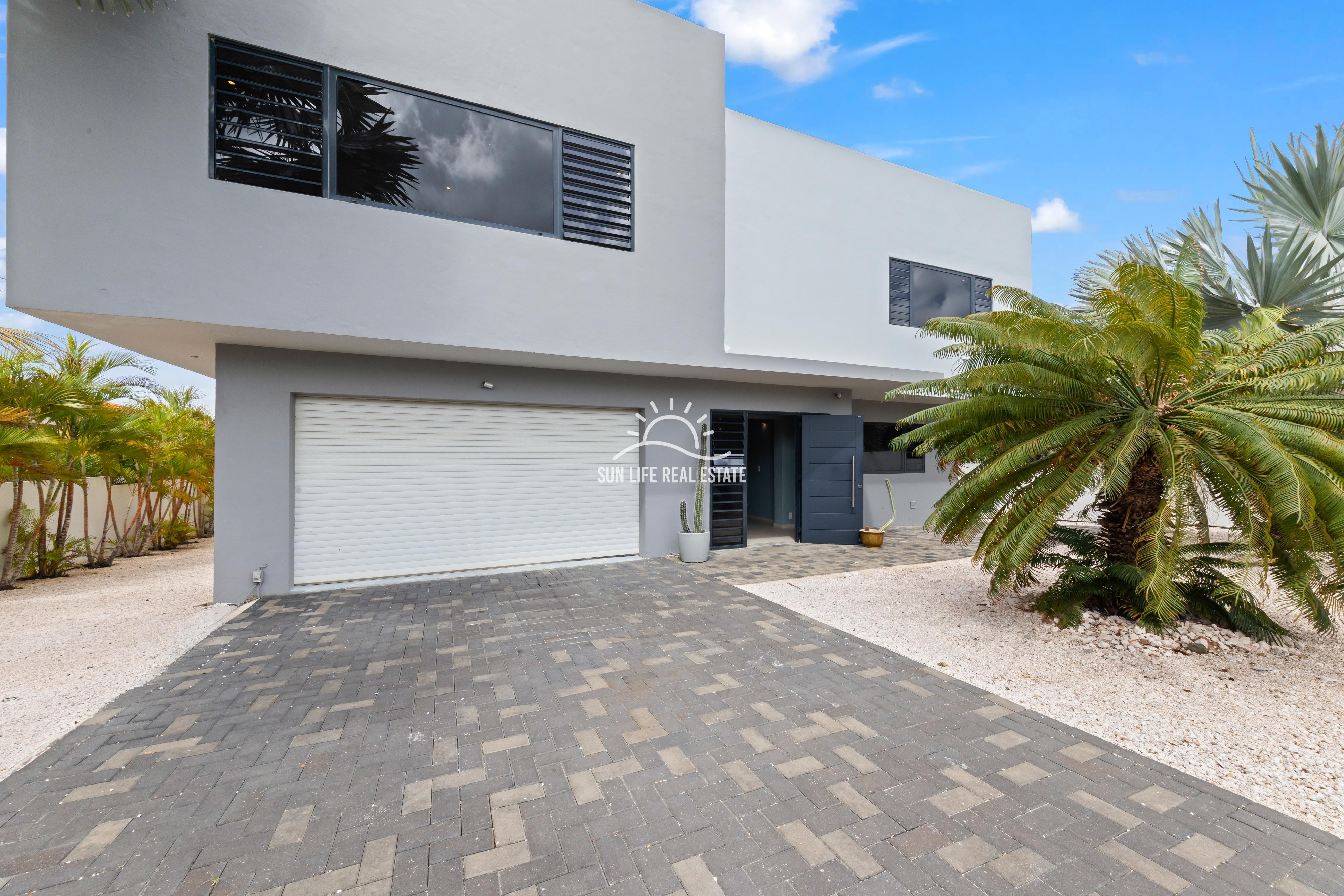 Spacious Modern 4-Bedroom Luxury Villa for Sale in Vista Royal