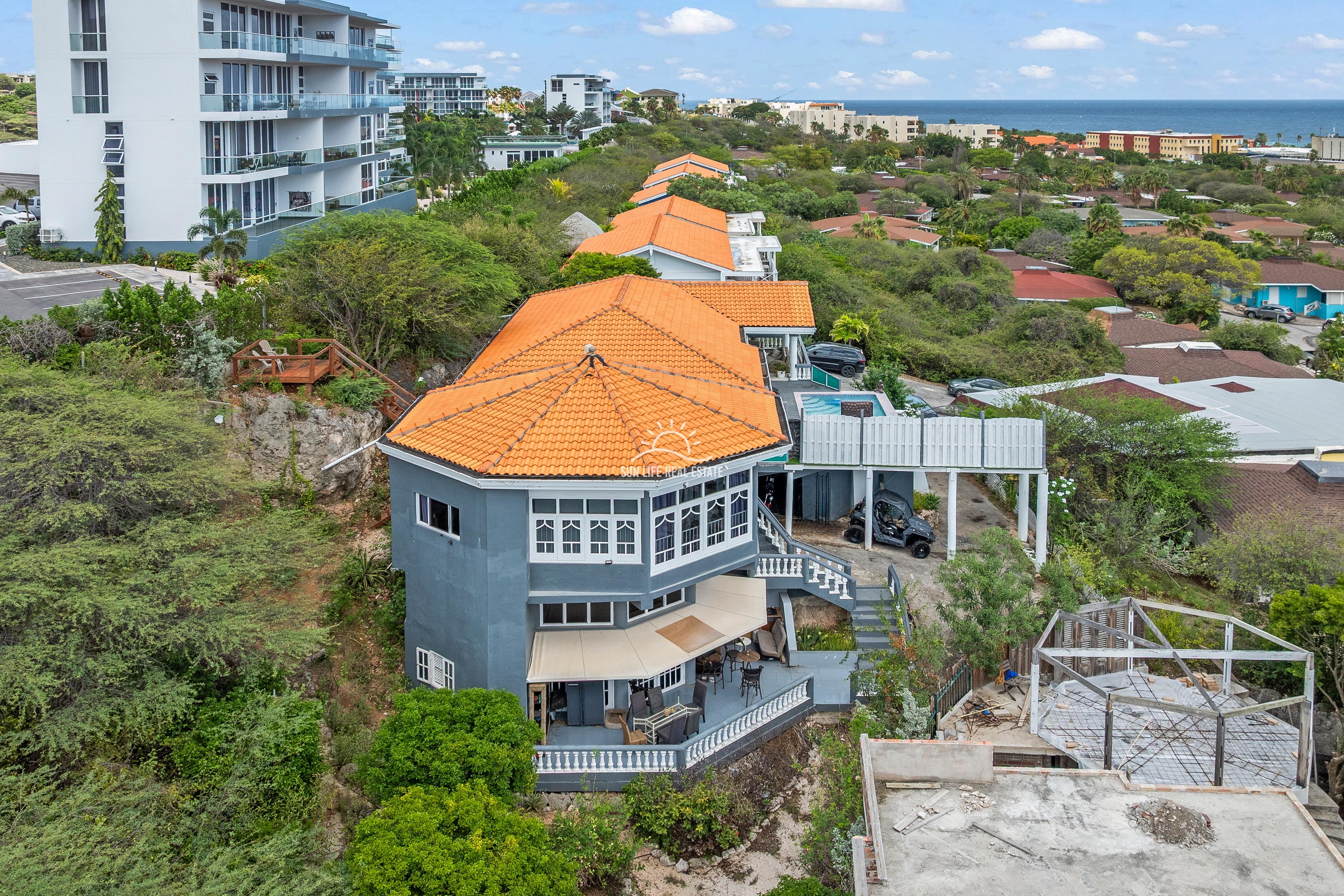 Renovated Villa with 2 Apartments & Sea Views For Sale in Piscadera